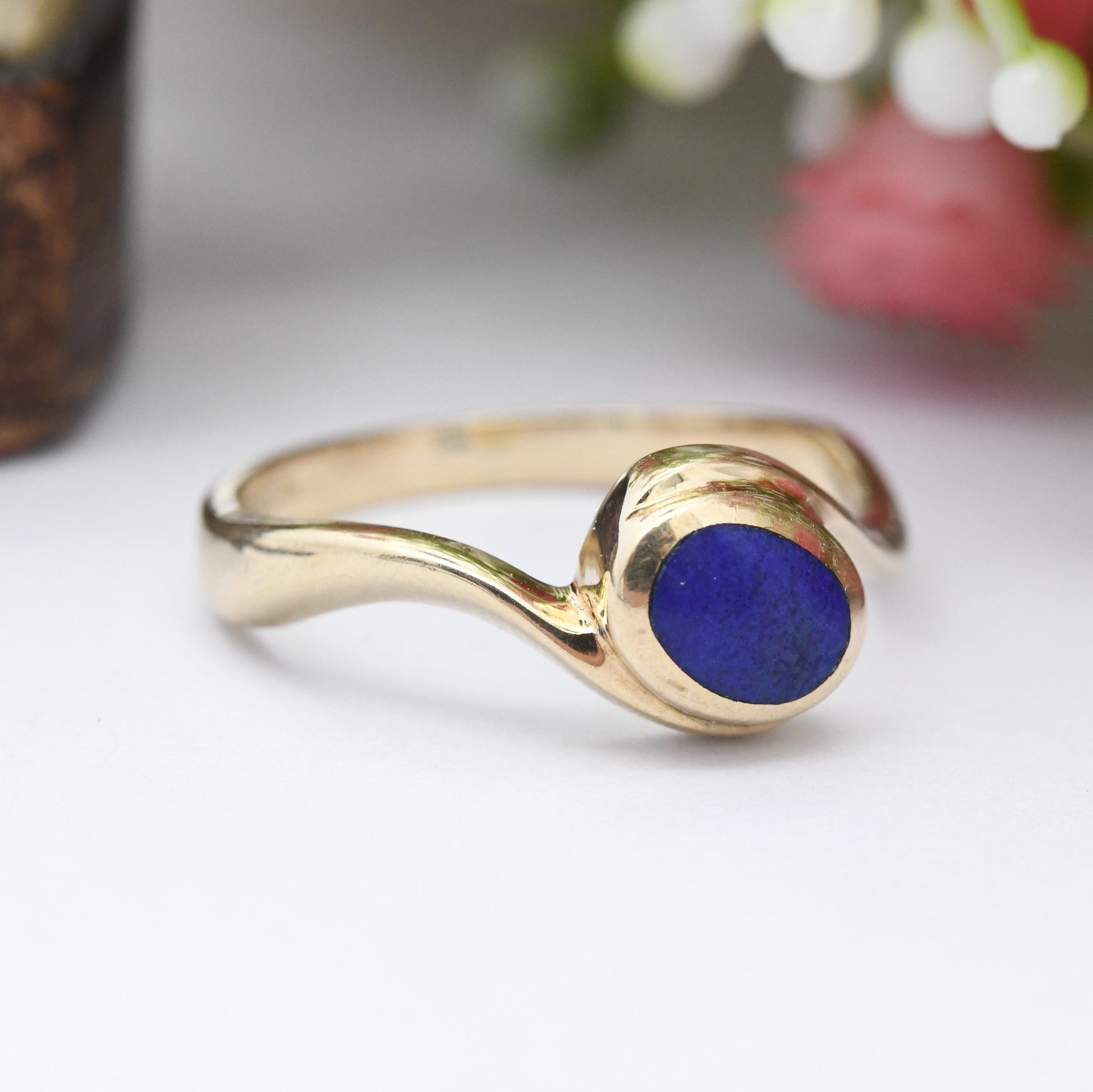 Vintage 9ct Gold Lapis Lazuli Twist Ring 1999 - Blue Stone Bypass Style Ring Modern Y2K Gold Jewellery Gift | UK Size - N | US Size - 6 3/4