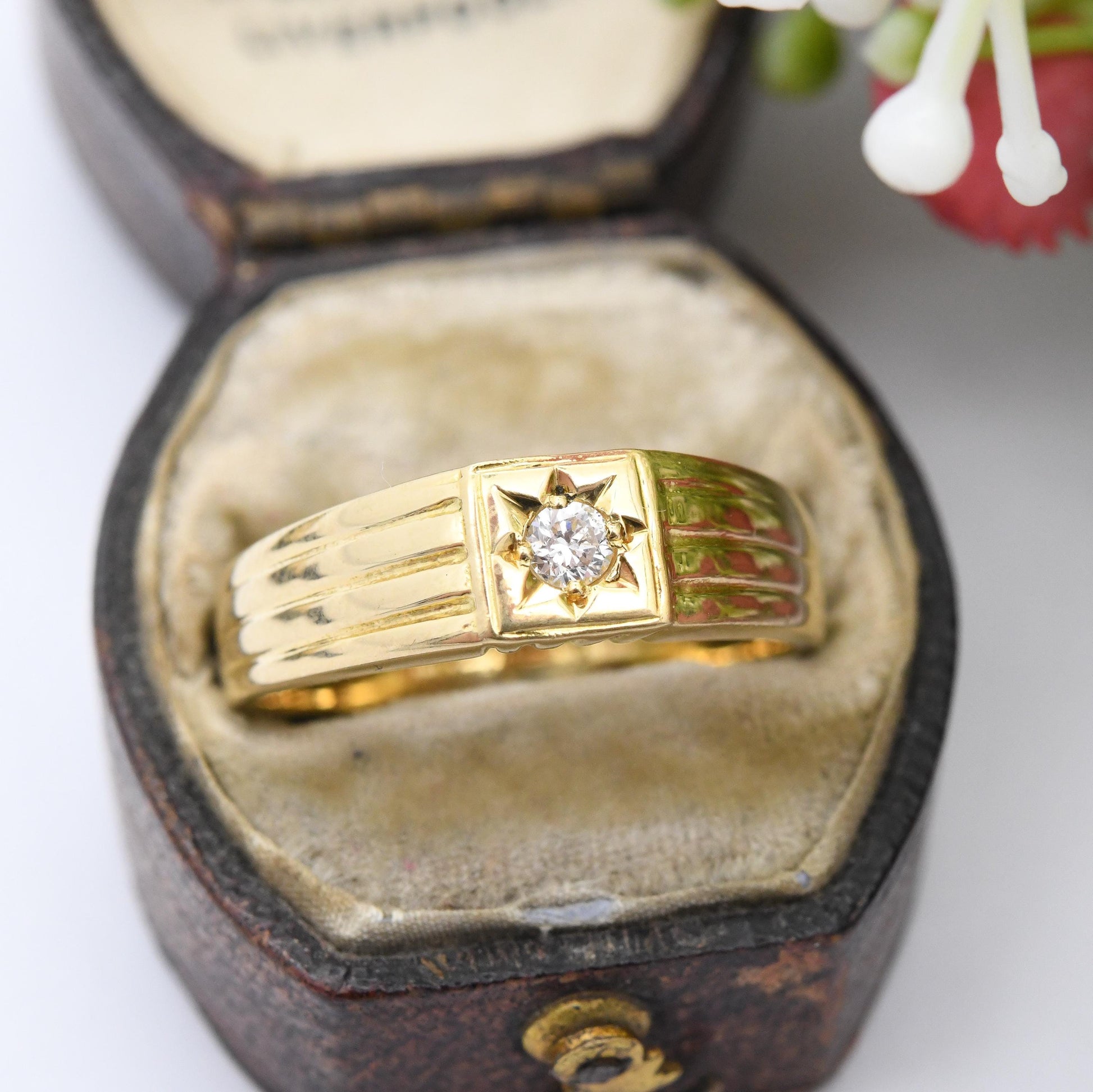 Vintage 18ct Gold Signet Ring with a Star Set Diamond Solitaire - Unisex Gold Ring Jewellery Gift for Him | UK Size - R | US Size - 8 1/2