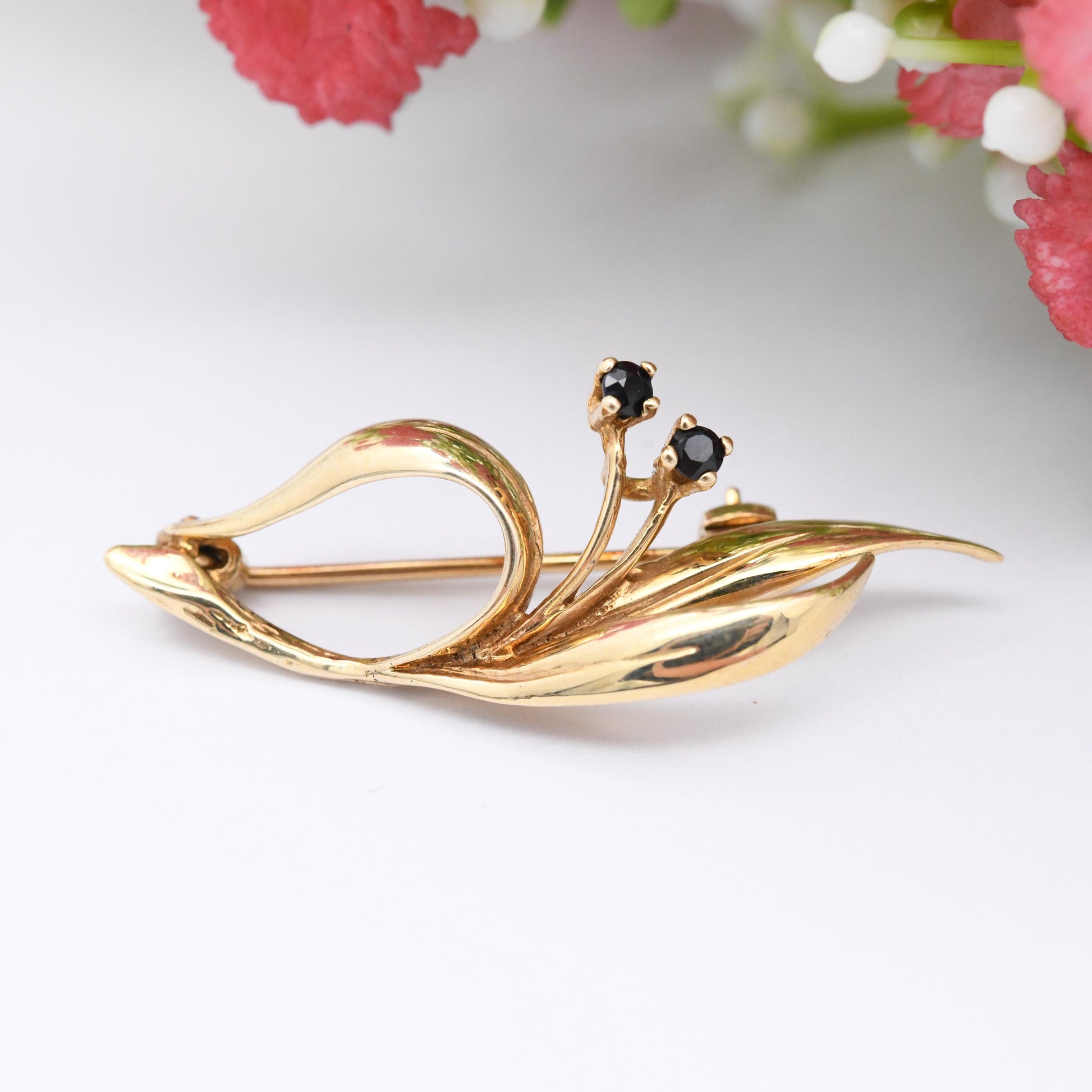 Vintage 9ct Gold Sapphire Leaf Brooch 1980s - Solid Gold Jewellery Gift for Her Nature Inspired Leaves and Berries | Blue Gemstone
