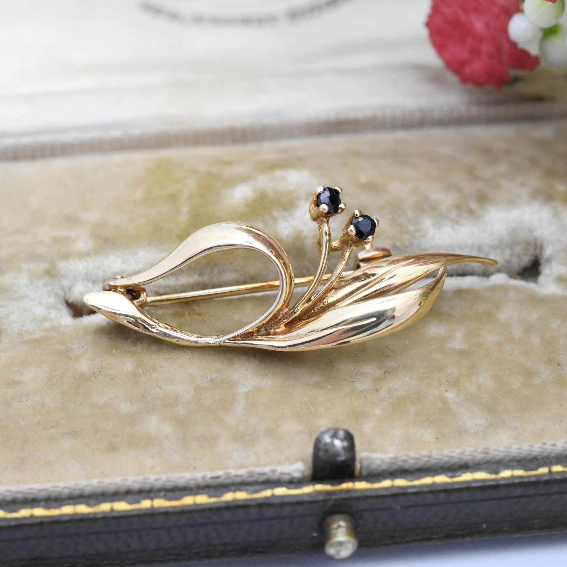 Vintage 9ct Gold Sapphire Leaf Brooch 1980s - Solid Gold Jewellery Gift for Her Nature Inspired Leaves and Berries | Blue Gemstone