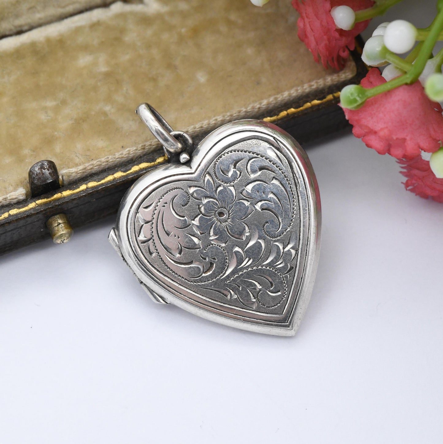 Vintage Silver Heart Locket Pendant with Flower Engraving - Mid-Century Textured Silver Jewellery Love Heart Shaped Locket Pretty Gift 835S