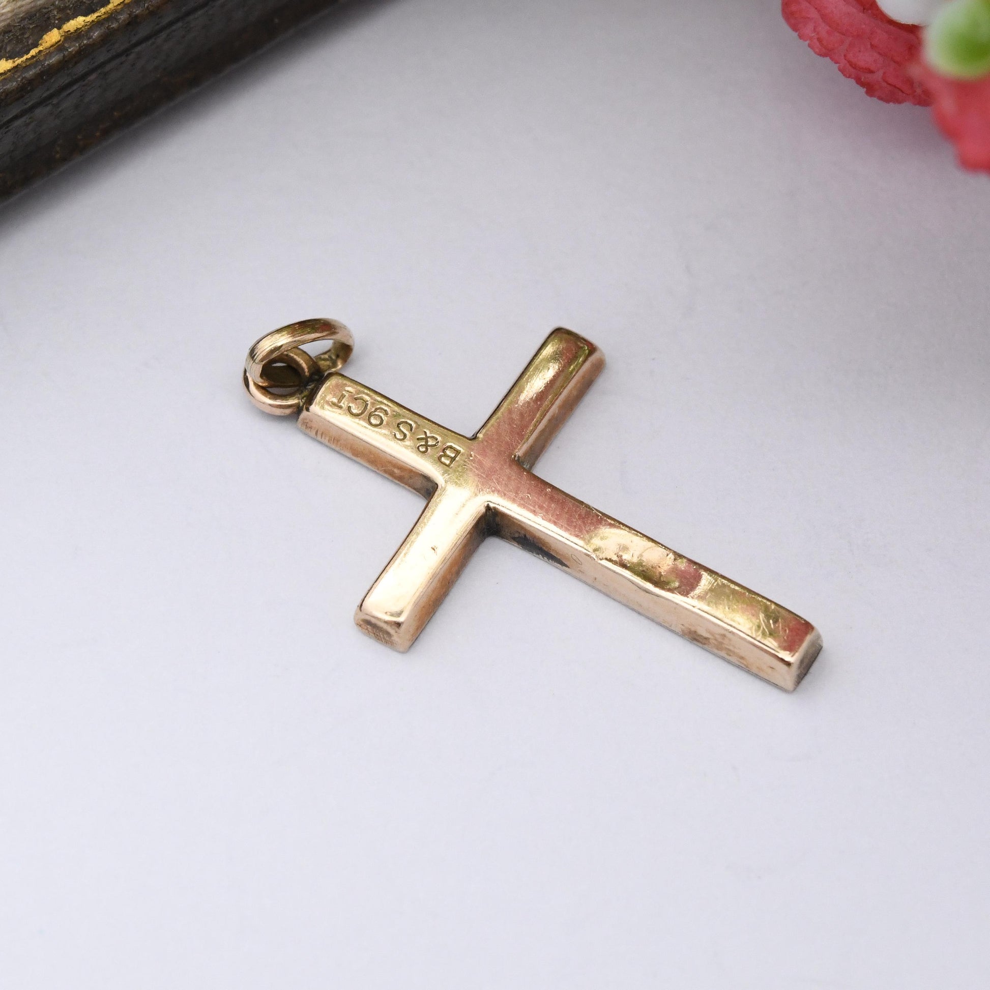 Vintage 9ct Gold Cross Pendant with Engraved Scrolling Pattern - Hollow Yellow Gold Christian Religious Necklace Gift Christening Baptism