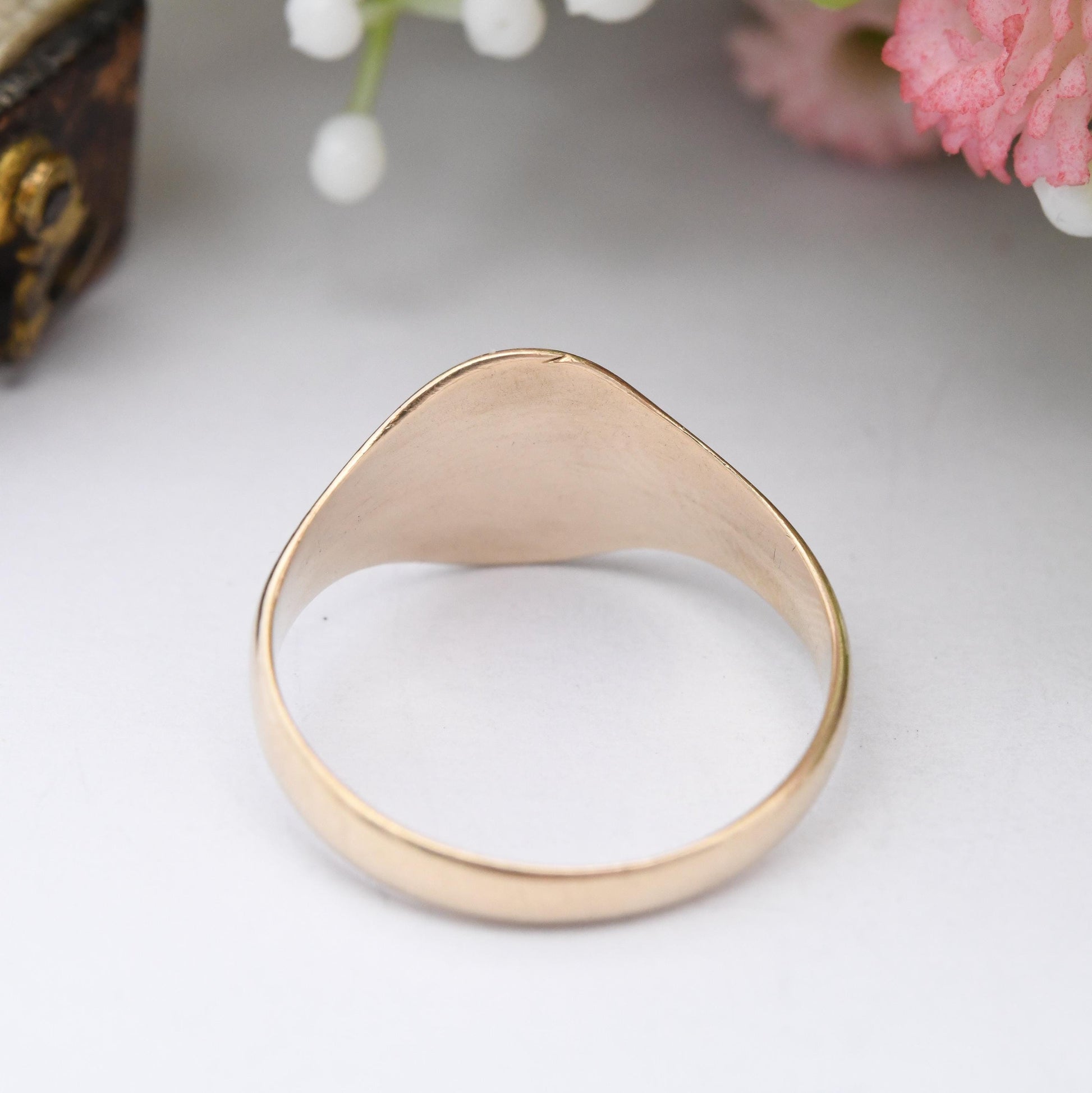 Vintage 9ct Gold Signet Ring 1989 - Half Engraved Scrolling Pattern Solid Gold Jewellery Unisex Gift for Him | UK Size - O | US Size - 7 1/4