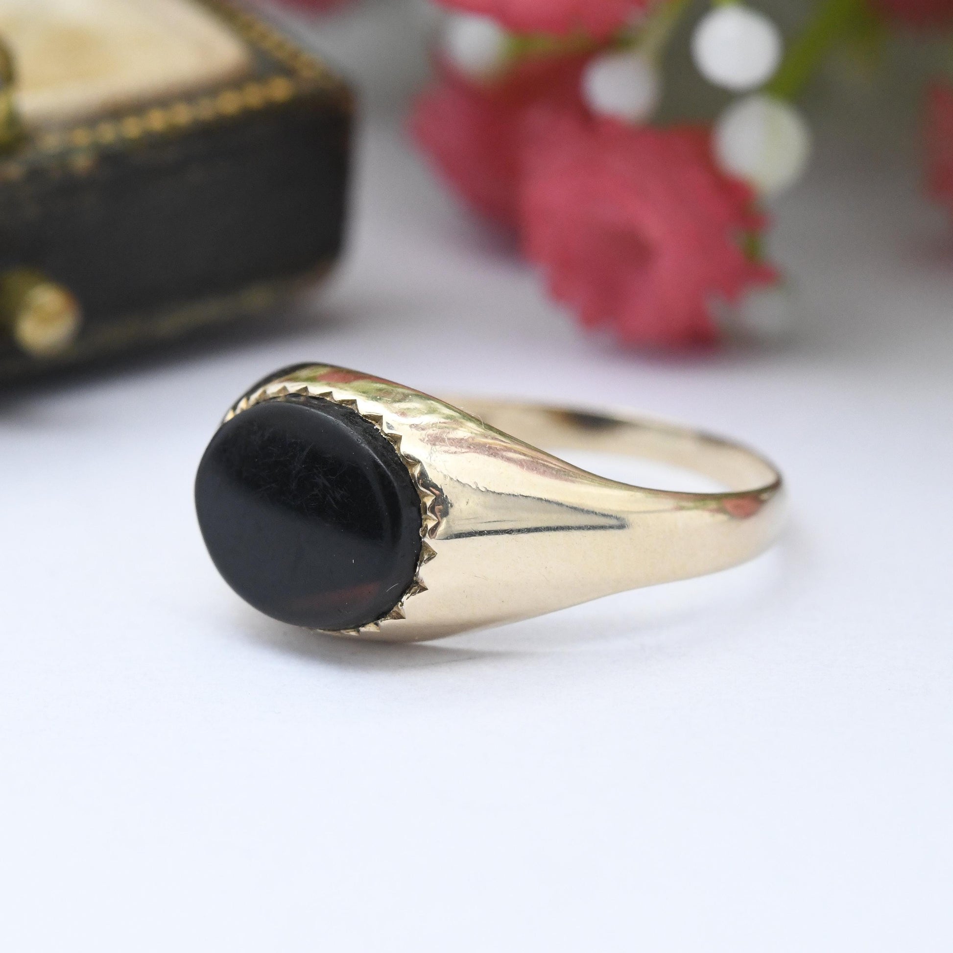 Vintage 9ct Gold Onyx Signet Ring 1981 - Unisex Gift for Him Mid-Century Jewellery Present Oval Black Gemstone | UK Size - P US Size - 7 3/4