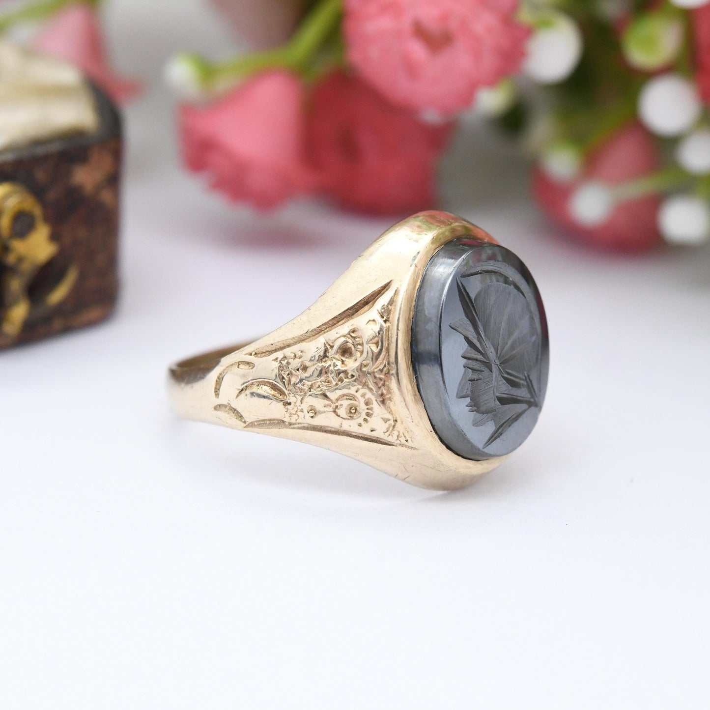 Vintage 9ct Gold Hematite Intaglio Signet Ring with Textured Floral Shoulders - Carved Gladiator Soldier | UK Size - N 1/2 | US Size - 7