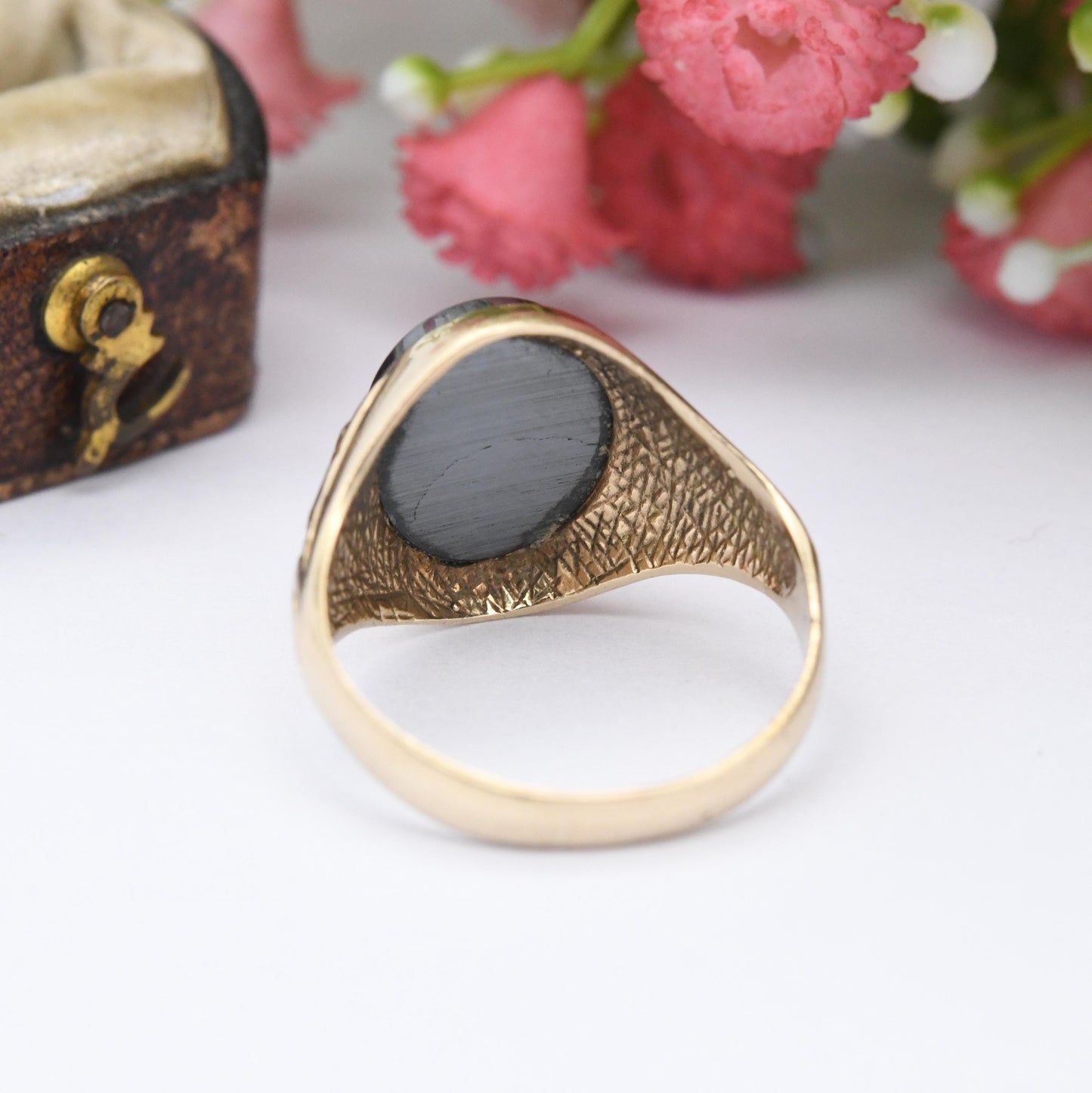 Vintage 9ct Gold Hematite Intaglio Signet Ring with Textured Floral Shoulders - Carved Gladiator Soldier | UK Size - N 1/2 | US Size - 7