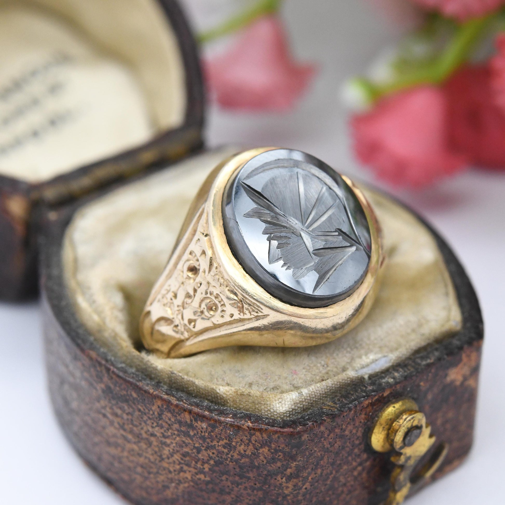 Vintage 9ct Gold Hematite Intaglio Signet Ring with Textured Floral Shoulders - Carved Gladiator Soldier | UK Size - N 1/2 | US Size - 7