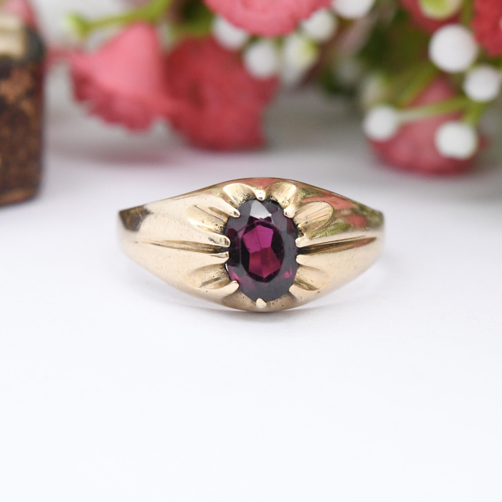 Vintage 9ct Gold Solitaire Signet Ring 1985 - Faceted Red Stone Statement Unisex Jewellery Wide Band Claw | UK Size - R | US Size - 8 1/2