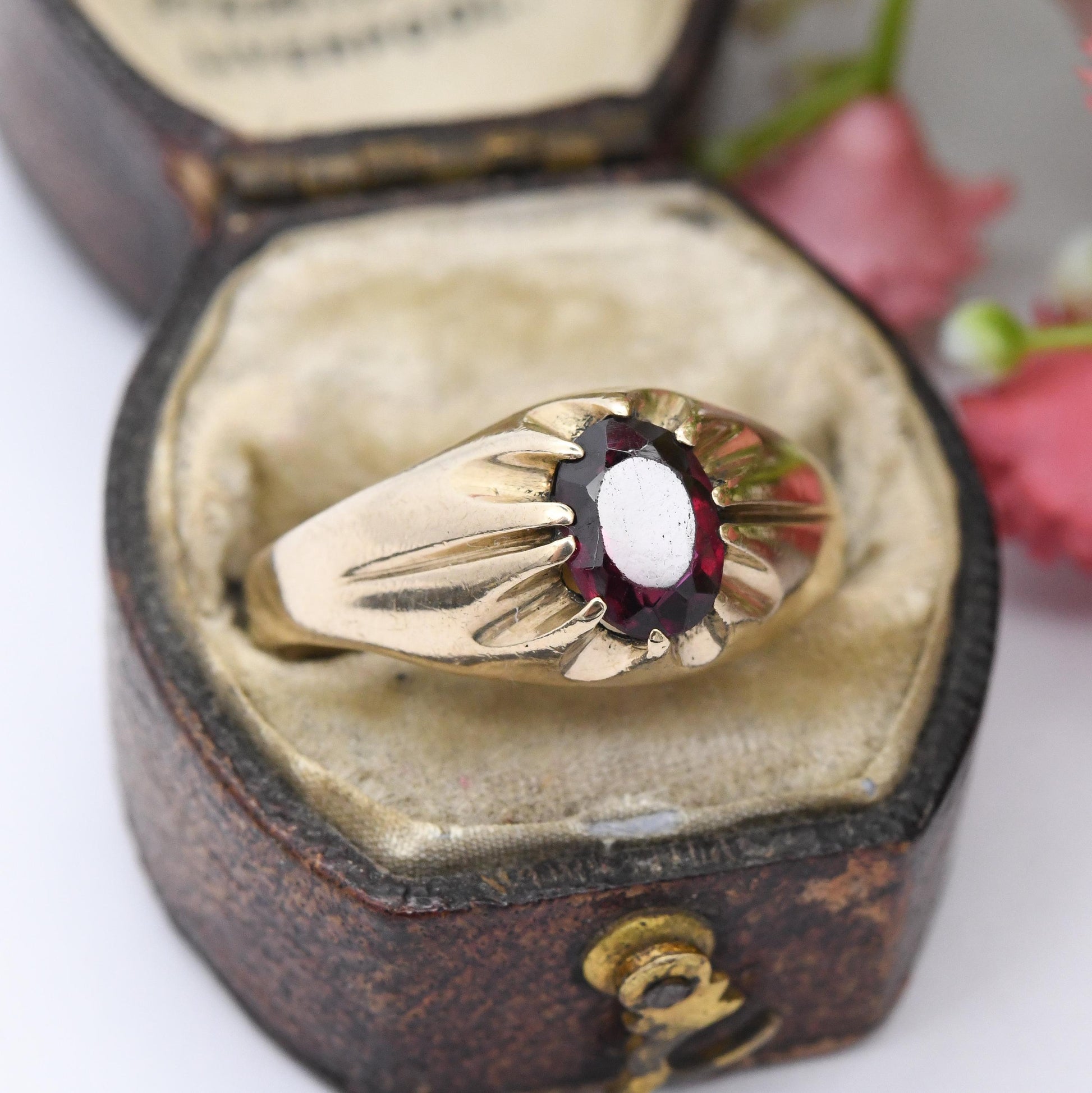 Vintage 9ct Gold Solitaire Signet Ring 1985 - Faceted Red Stone Statement Unisex Jewellery Wide Band Claw | UK Size - R | US Size - 8 1/2