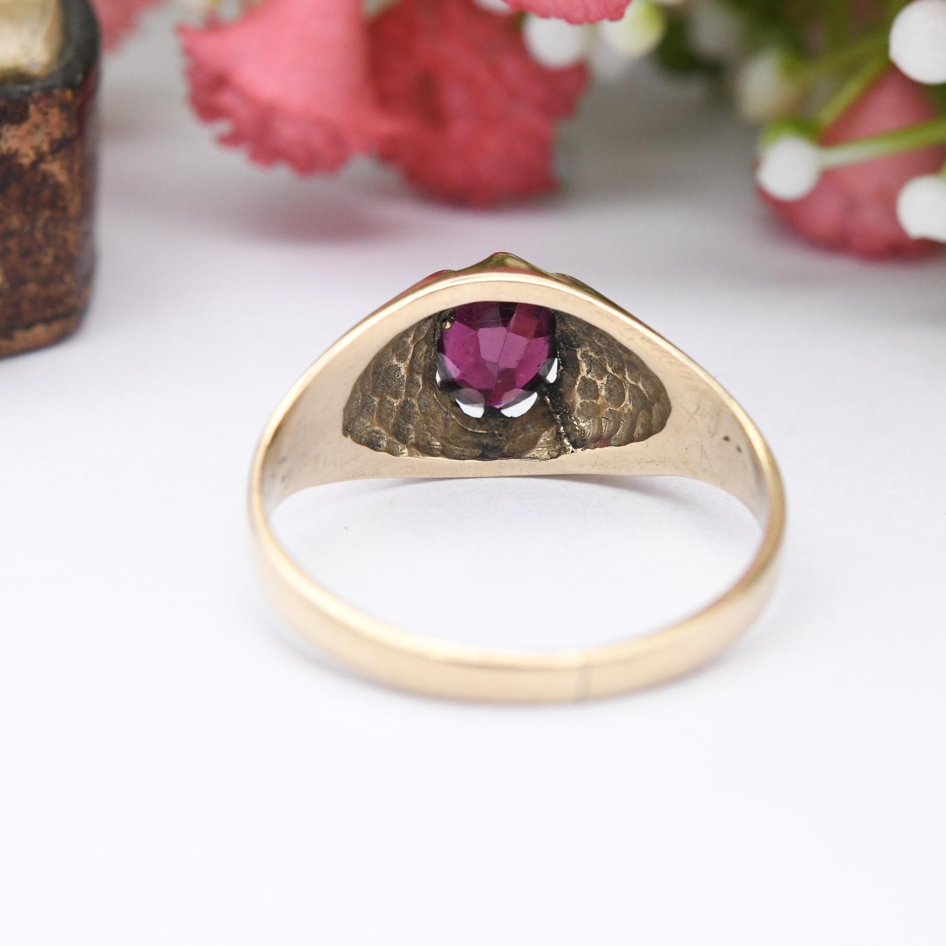 Vintage 9ct Gold Solitaire Signet Ring 1985 - Faceted Red Stone Statement Unisex Jewellery Wide Band Claw | UK Size - R | US Size - 8 1/2