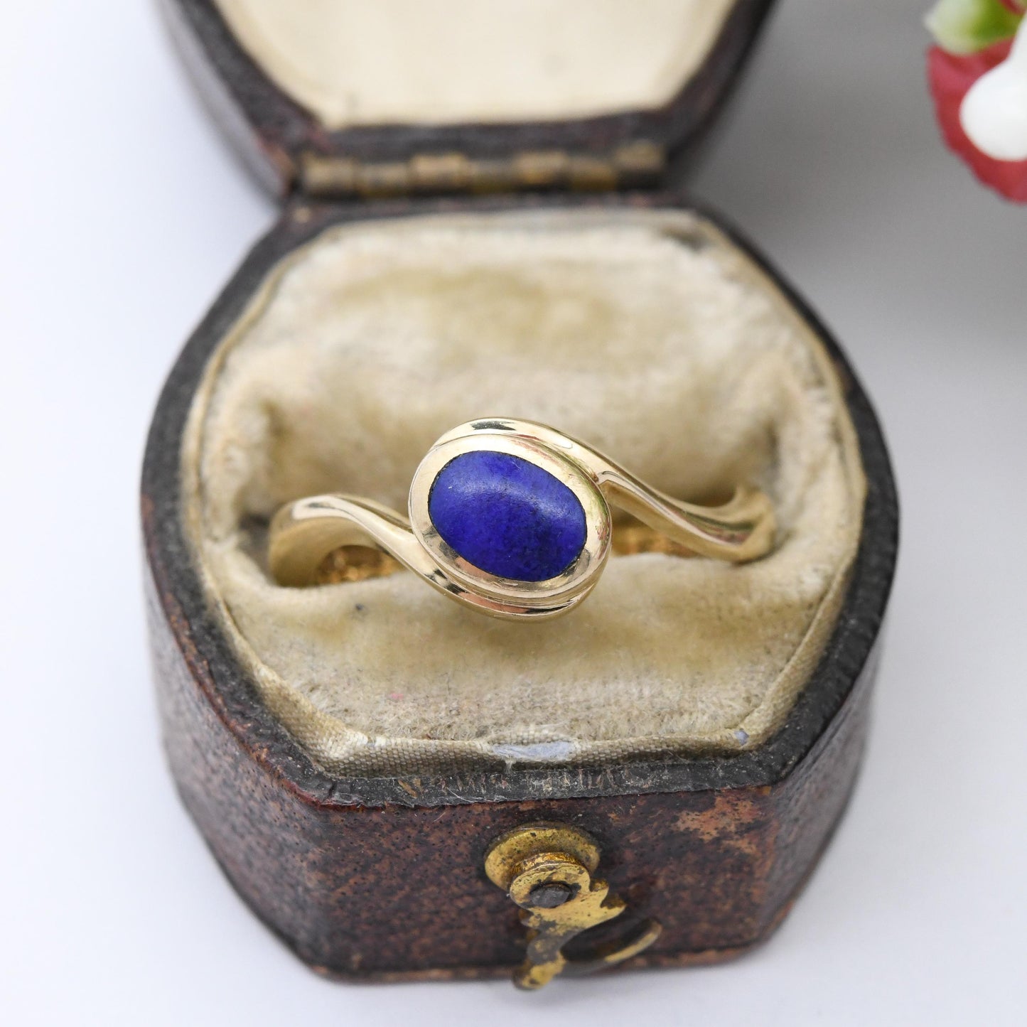 Vintage 9ct Gold Lapis Lazuli Twist Ring 1999 - Blue Stone Bypass Style Ring Modern Y2K Gold Jewellery Gift | UK Size - N | US Size - 6 3/4