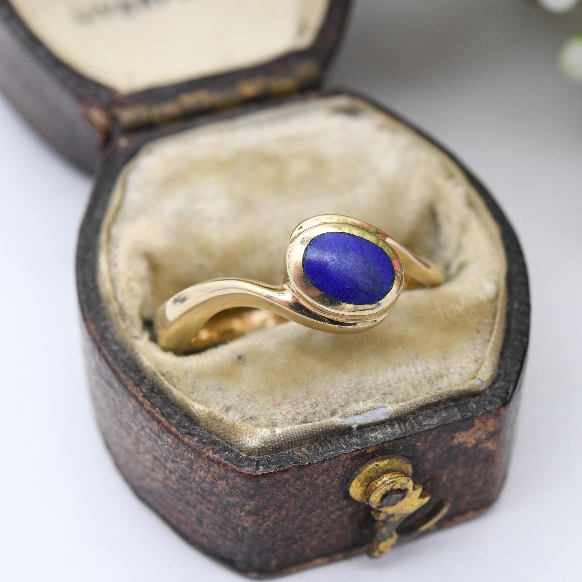 Vintage 9ct Gold Lapis Lazuli Twist Ring 1999 - Blue Stone Bypass Style Ring Modern Y2K Gold Jewellery Gift | UK Size - N | US Size - 6 3/4