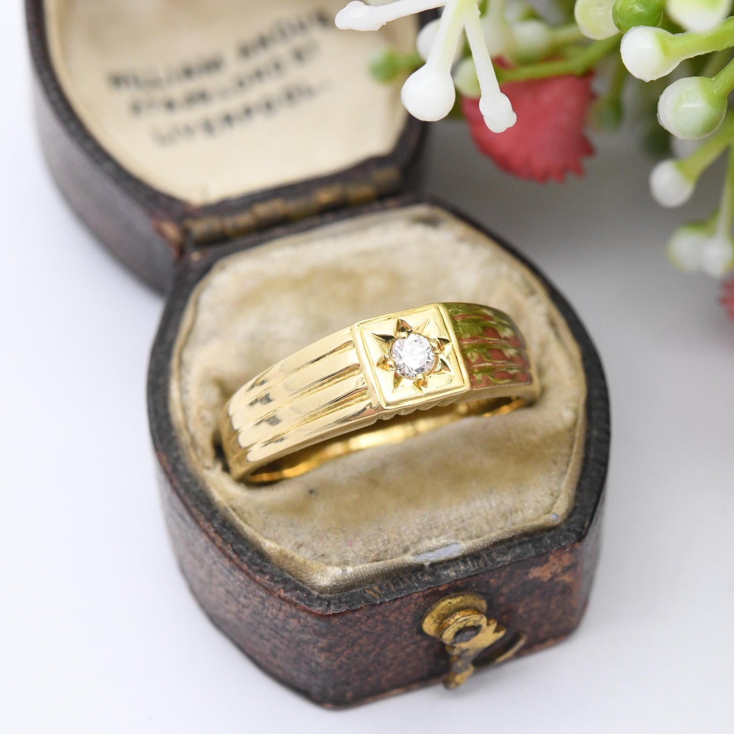 Vintage 18ct Gold Signet Ring with a Star Set Diamond Solitaire - Unisex Gold Ring Jewellery Gift for Him | UK Size - R | US Size - 8 1/2