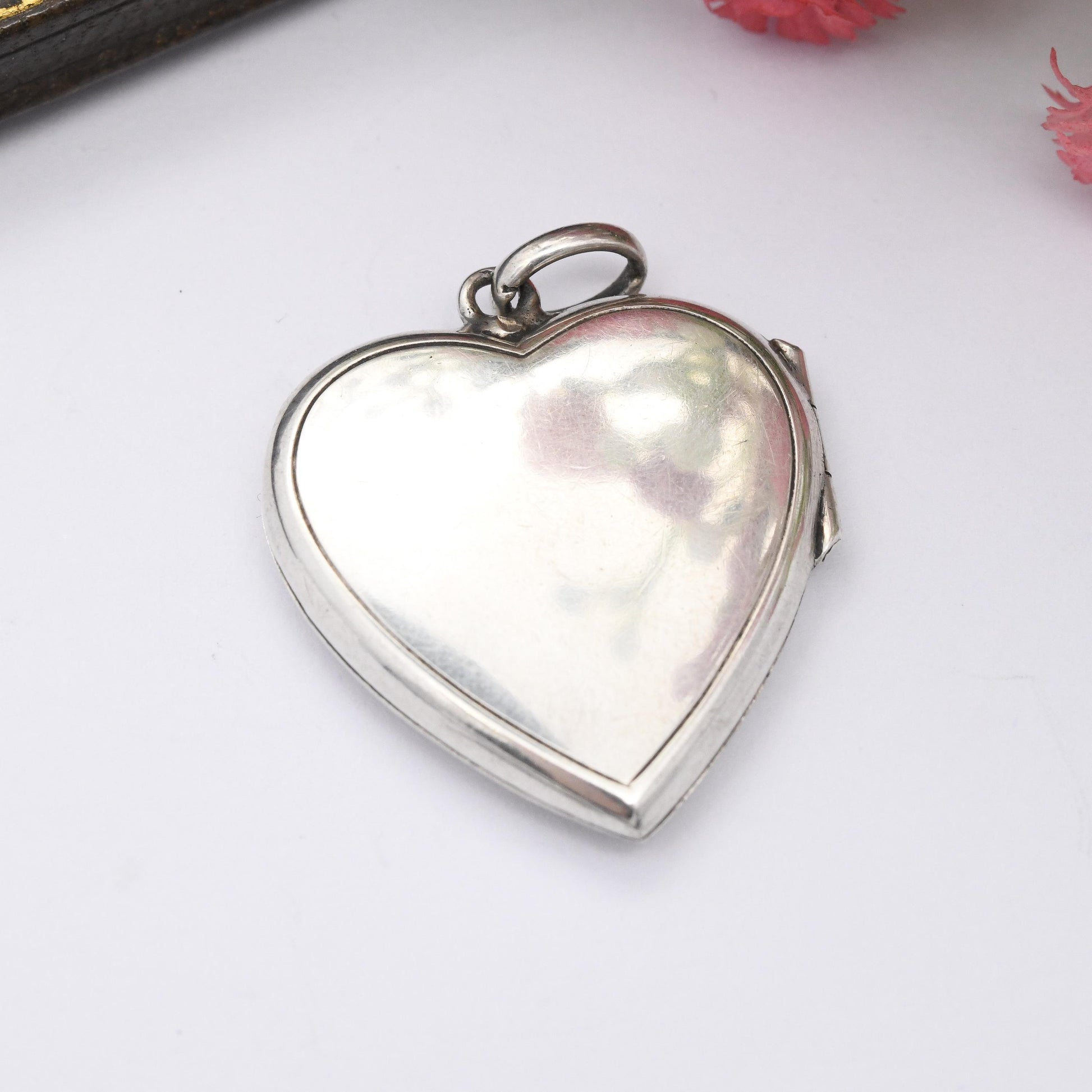 Vintage Silver Heart Locket Pendant with Flower Engraving - Mid-Century Textured Silver Jewellery Love Heart Shaped Locket Pretty Gift 835S