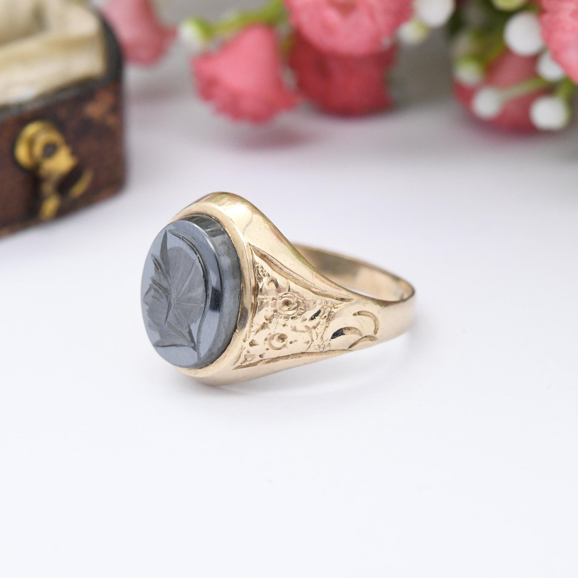 Vintage 9ct Gold Hematite Intaglio Signet Ring with Textured Floral Shoulders - Carved Gladiator Soldier | UK Size - N 1/2 | US Size - 7