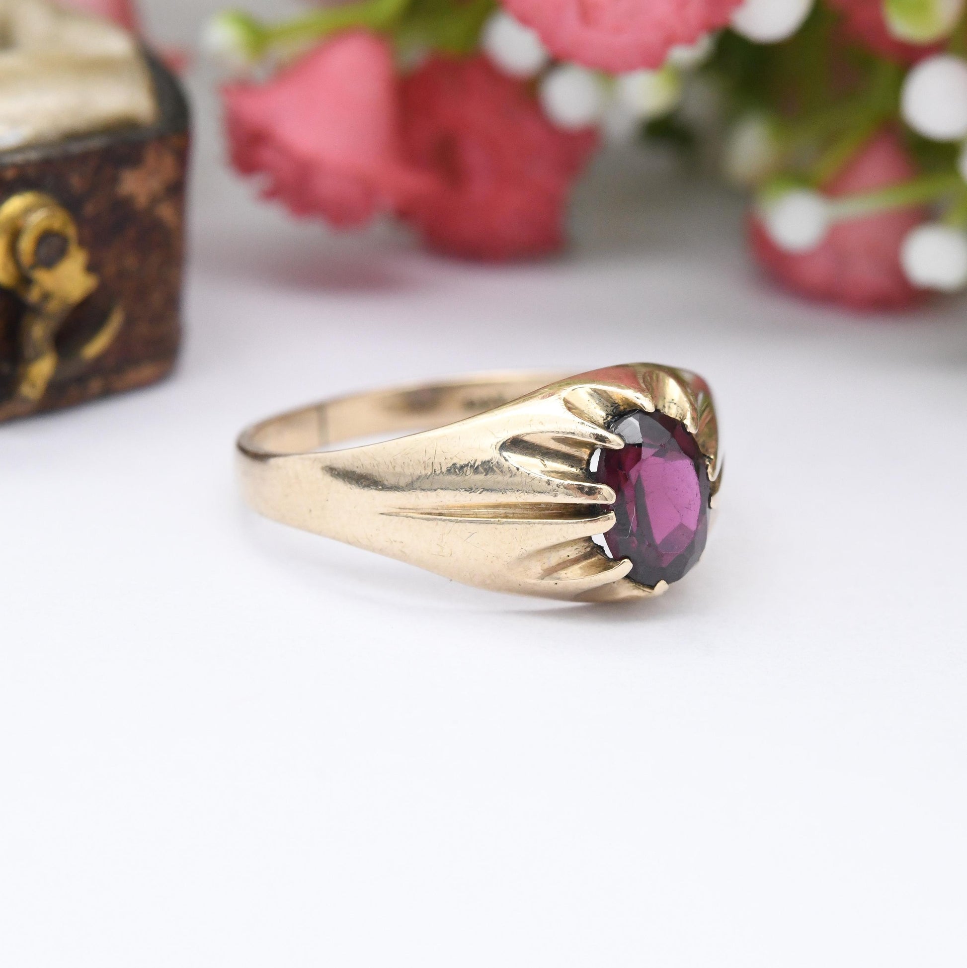 Vintage 9ct Gold Solitaire Signet Ring 1985 - Faceted Red Stone Statement Unisex Jewellery Wide Band Claw | UK Size - R | US Size - 8 1/2