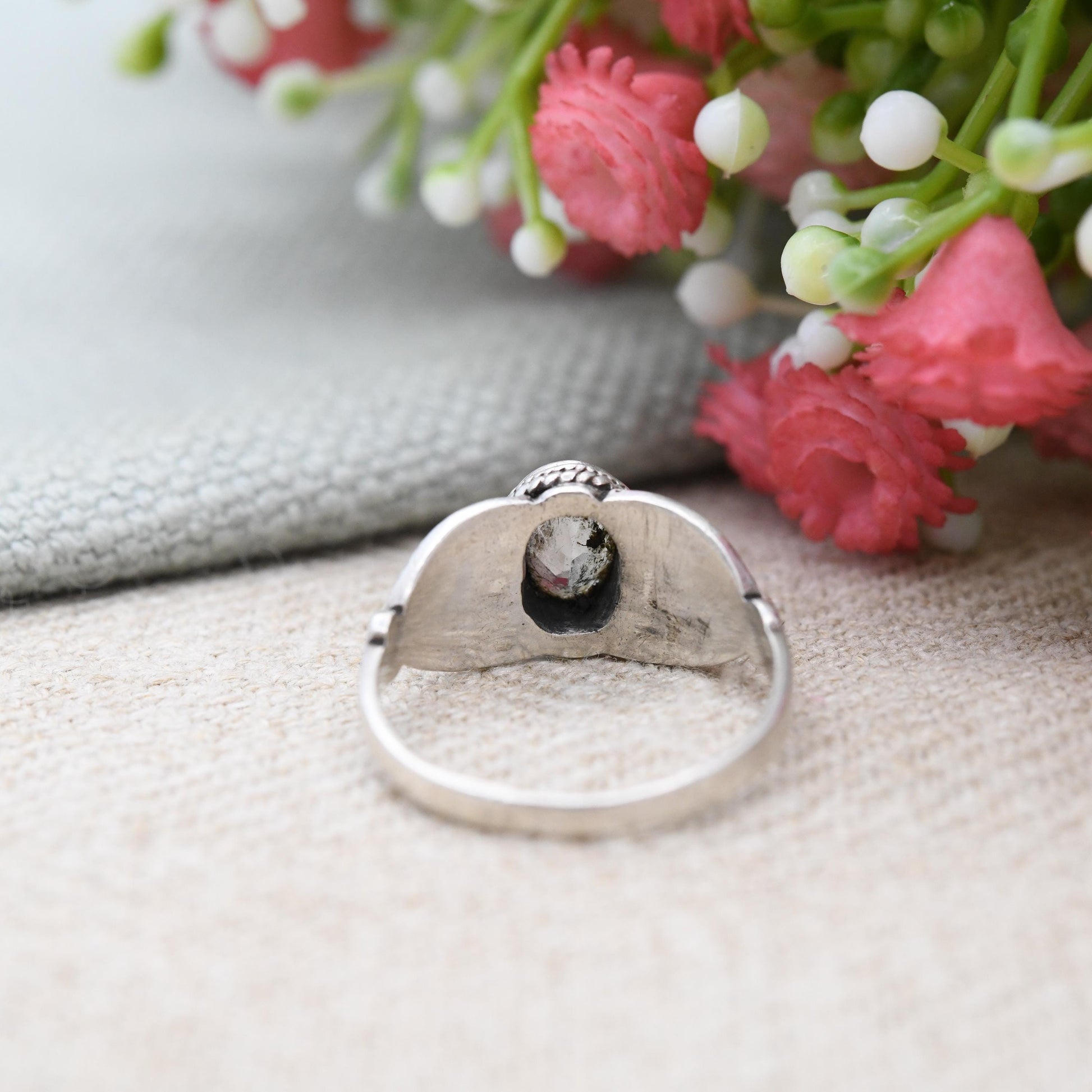 Vintage Sterling Silver Ring with Leaf and Berry Shoulders - Faceted Blue Stone | Pretty Detail Rope Bezel | UK Size - N | US Size - 6 3/4