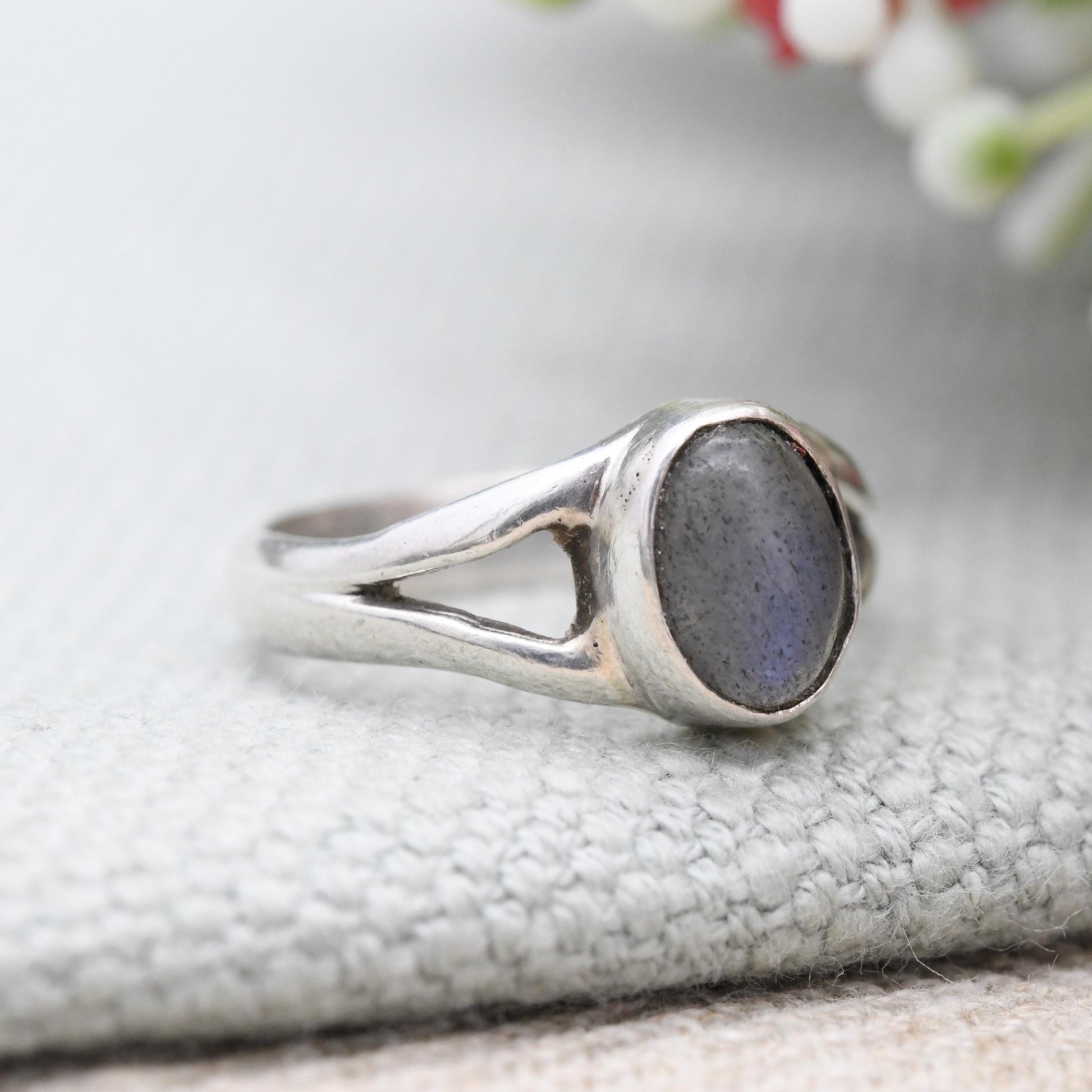 Vintage Sterling Silver Labradorite Ring - Minimal Oval Shape Cabochon Gemstone Blue Stone | Gift for Her | UK Size - J 1/2 | US Size - 5