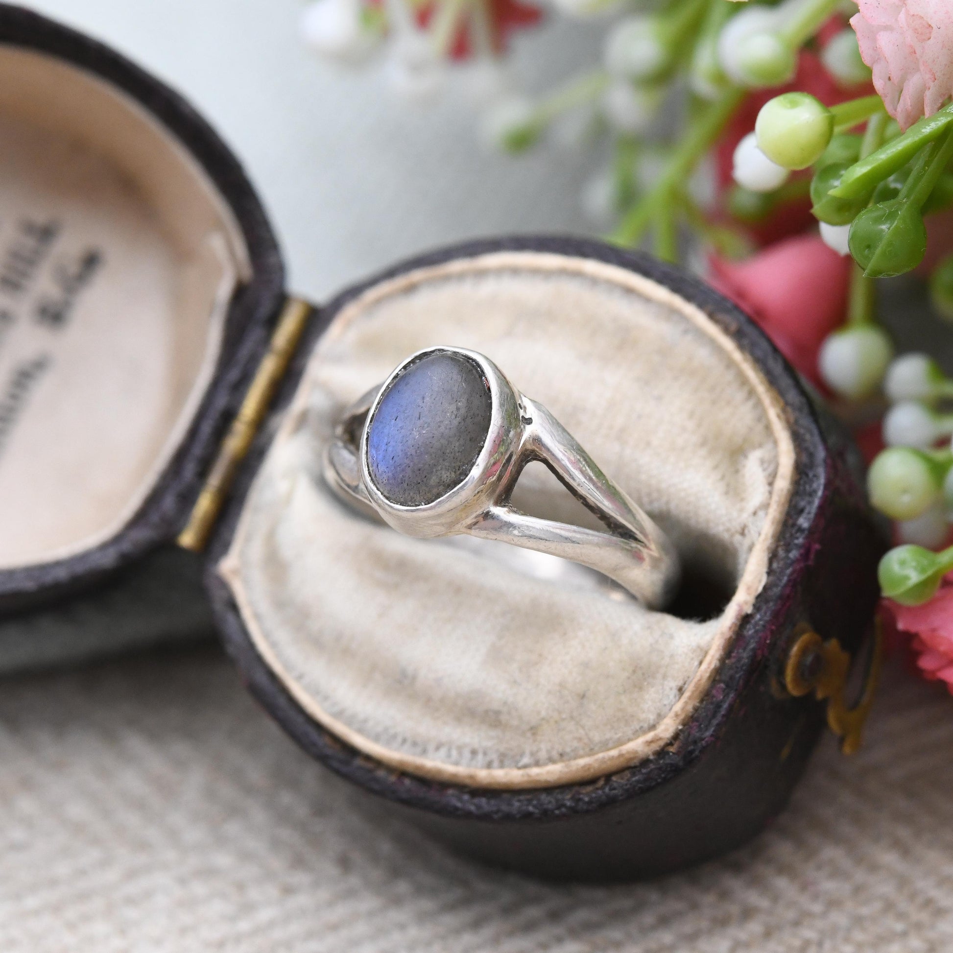 Vintage Sterling Silver Labradorite Ring - Minimal Oval Shape Cabochon Gemstone Blue Stone | Gift for Her | UK Size - J 1/2 | US Size - 5