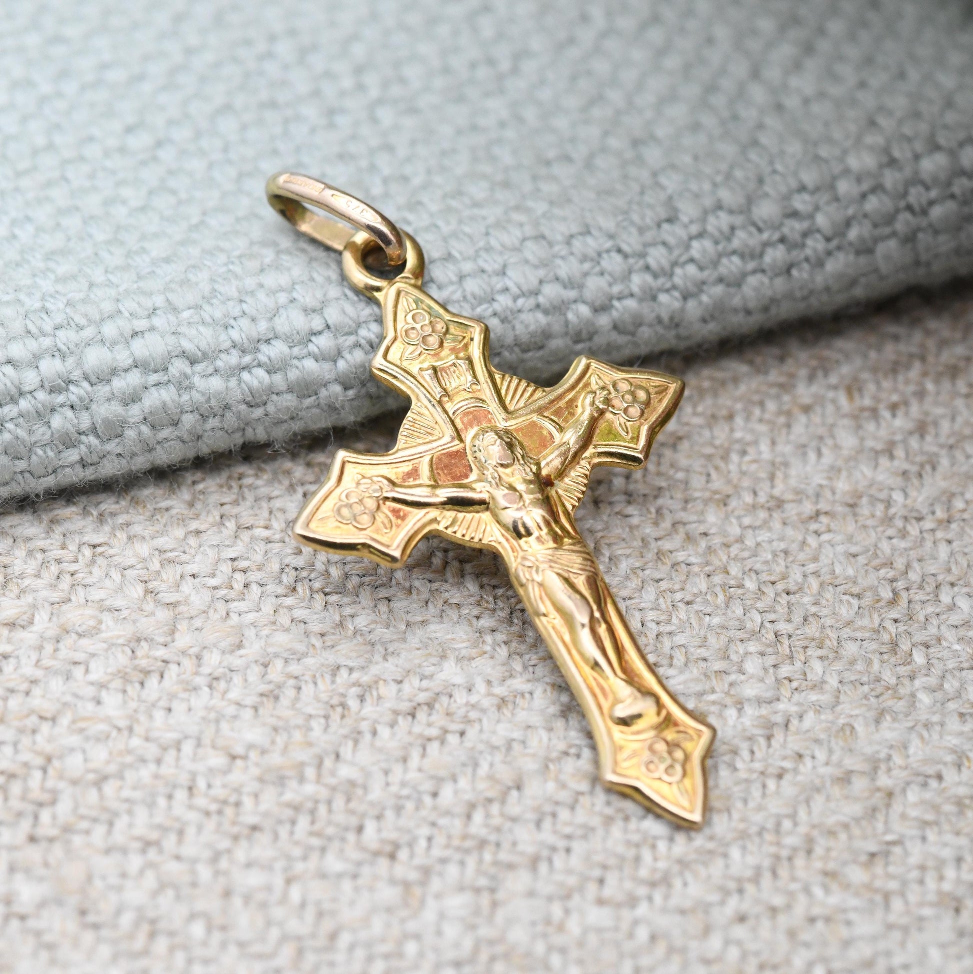 Vintage 9ct Gold INRI Jesus on the Cross Pendant 1996 Unoaerre - Italian Gift for Christening Baptism | Detailed 3D Image Floral Design
