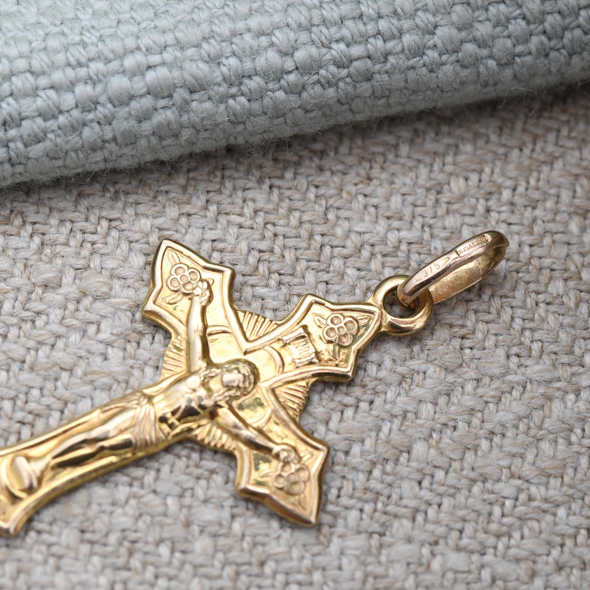 Vintage 9ct Gold INRI Jesus on the Cross Pendant 1996 Unoaerre - Italian Gift for Christening Baptism | Detailed 3D Image Floral Design
