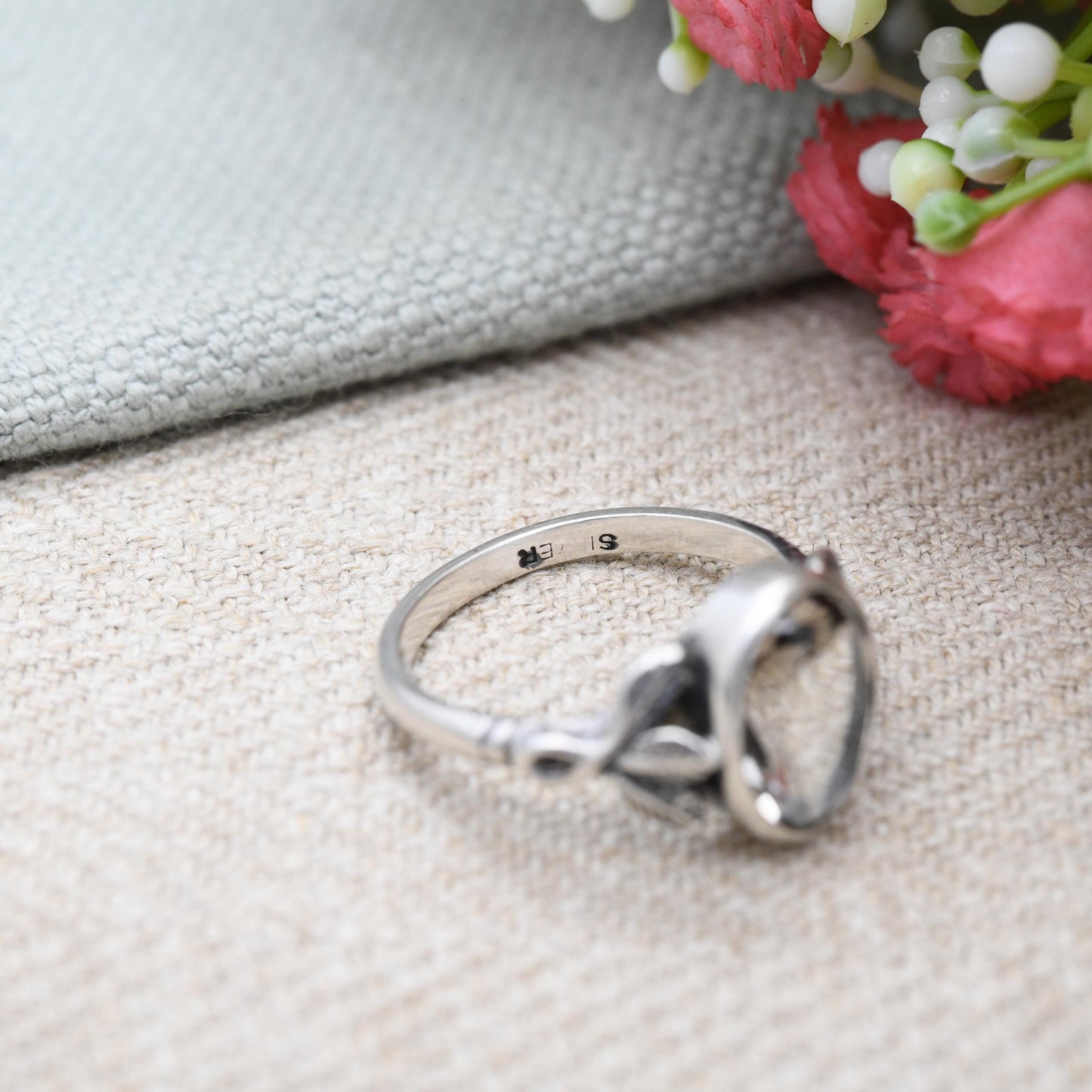 Vintage Sterling Silver Quartz Ring with Leaf Shoulders - Statement Mid-Century Gemstone Jewellery Faceted | UK Size - P 1/2 | US Size - 8