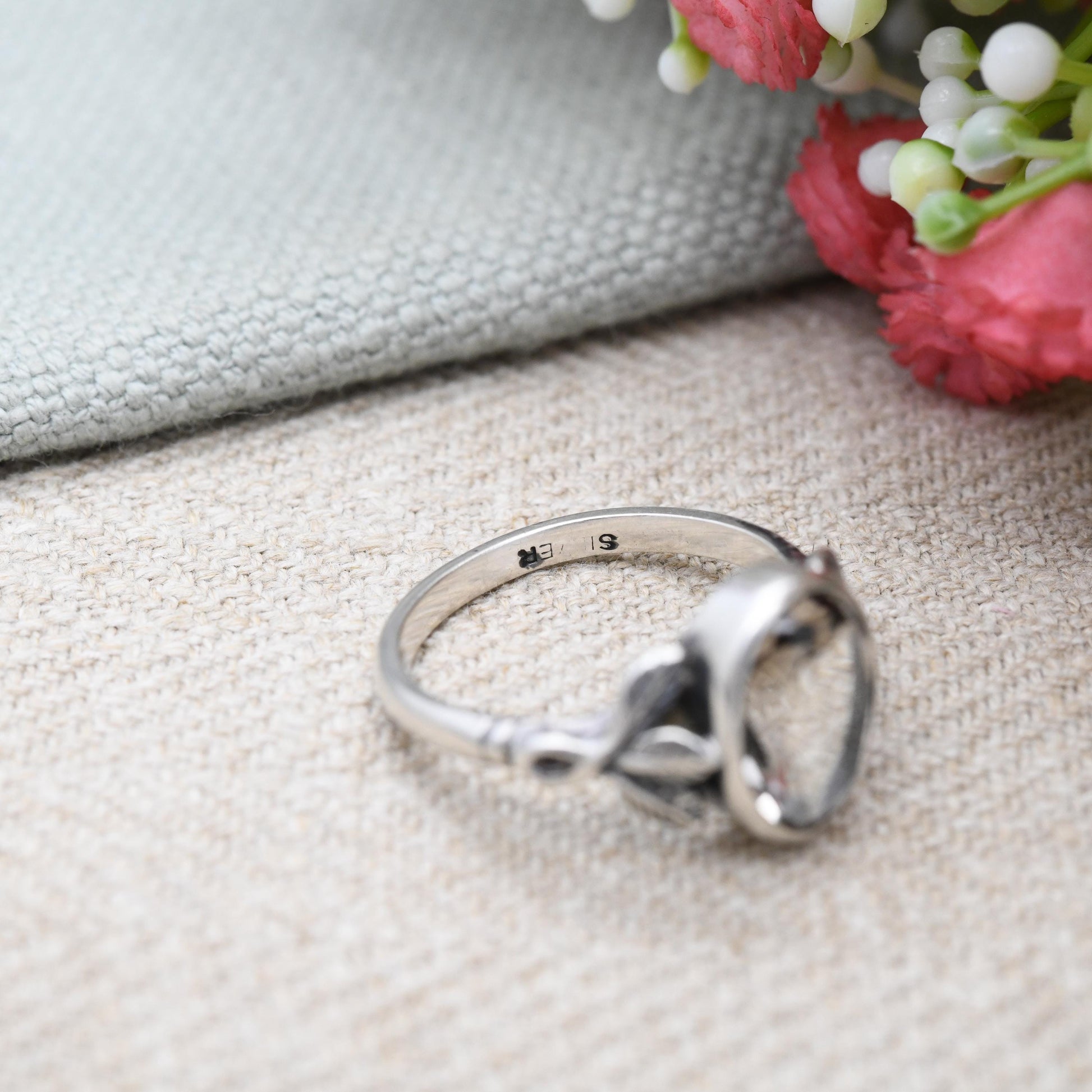 Vintage Sterling Silver Quartz Ring with Leaf Shoulders - Statement Mid-Century Gemstone Jewellery Faceted | UK Size - P 1/2 | US Size - 8