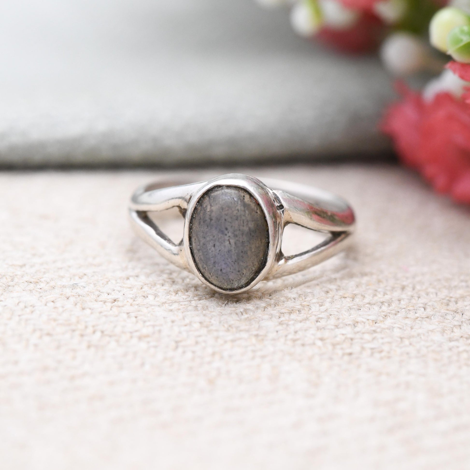 Vintage Sterling Silver Labradorite Ring - Minimal Oval Shape Cabochon Gemstone Blue Stone | Gift for Her | UK Size - J 1/2 | US Size - 5