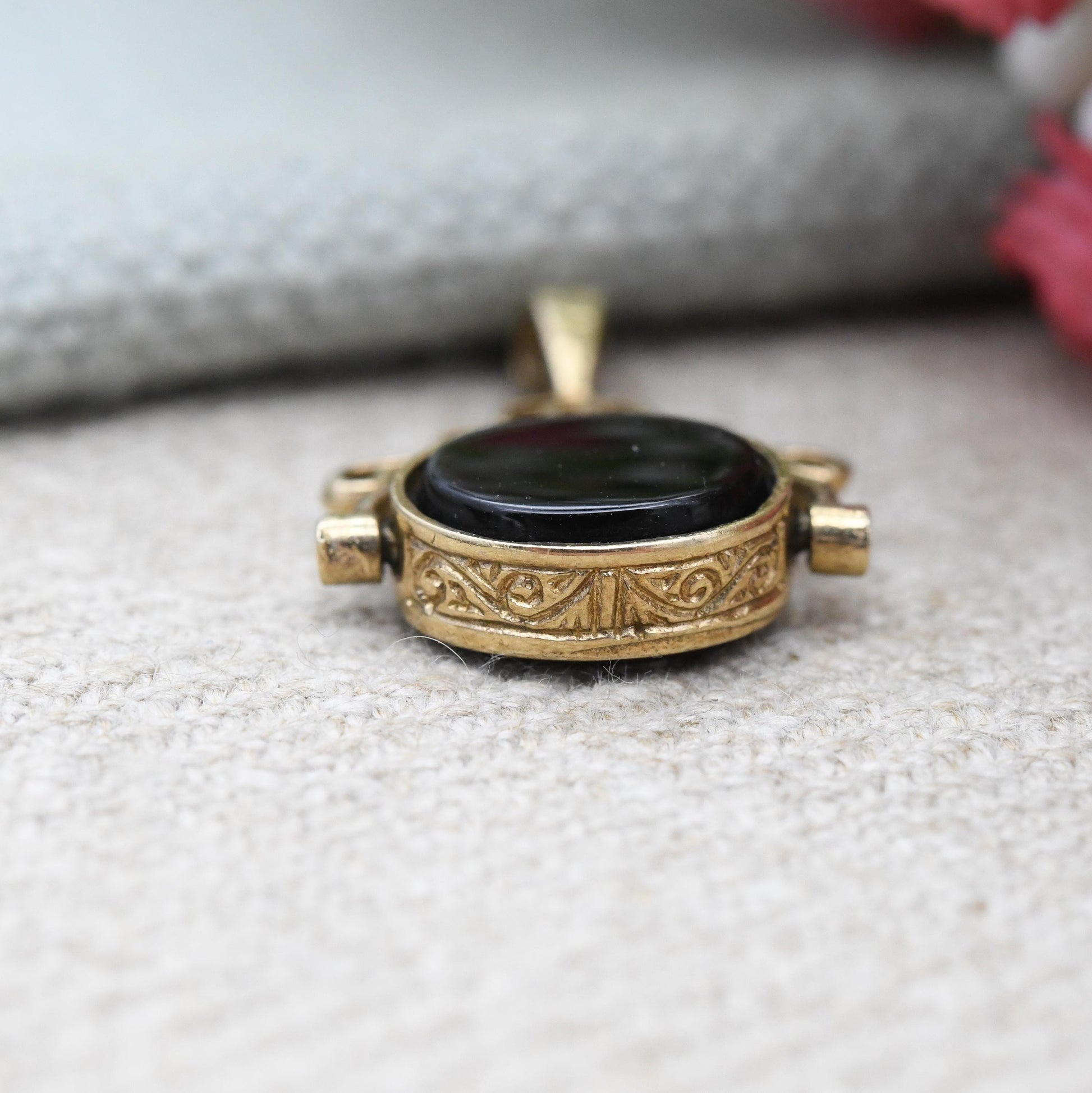 Vintage 9ct Gold Spinner Fob Pendant c. 1980s - Antique Style Miniature Gemstone Watch Fob Charm Ornate | Cabochon Red Carnelian Black Onyx