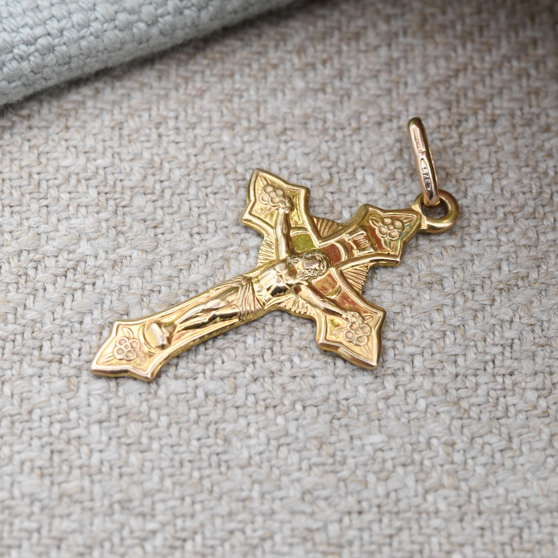 Vintage 9ct Gold INRI Jesus on the Cross Pendant 1996 Unoaerre - Italian Gift for Christening Baptism | Detailed 3D Image Floral Design