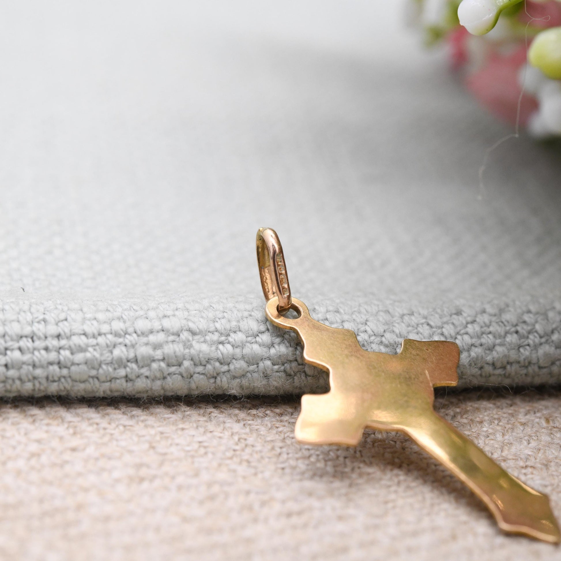 Vintage 9ct Gold INRI Jesus on the Cross Pendant 1996 Unoaerre - Italian Gift for Christening Baptism | Detailed 3D Image Floral Design