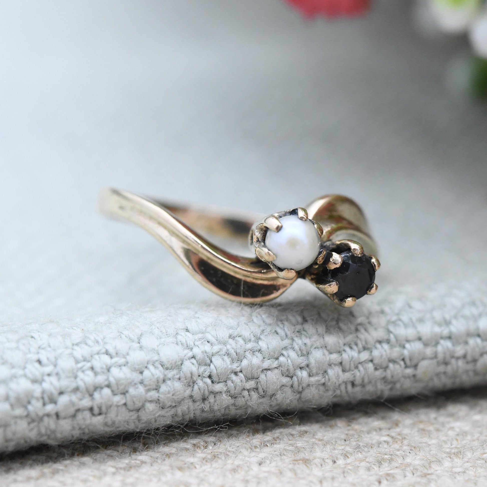 Vintage 9ct Gold Toi et Moi Ring Sapphire and Pearl 1983 - Two Stone White and Blue Gemstone Twist Ring | UK Size - K | US Size - 5 1/4