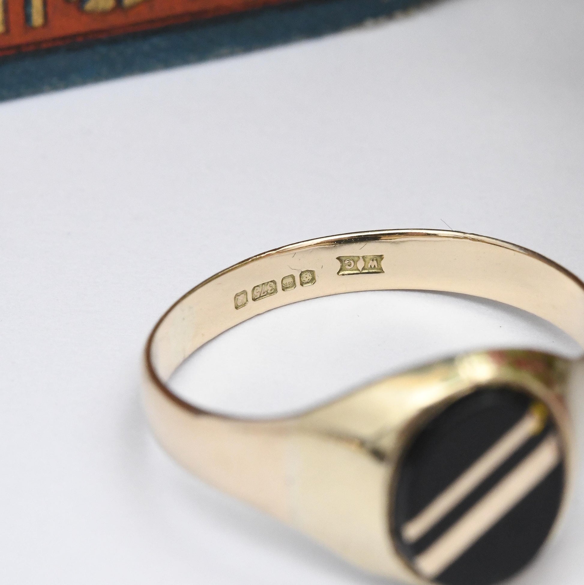 Vintage 9ct Gold Onyx Signet Ring 1990 with Double Gold Stripes - Mid-Century Unisex Jewellery Gift for Him | UK Size - U | US Size - 10