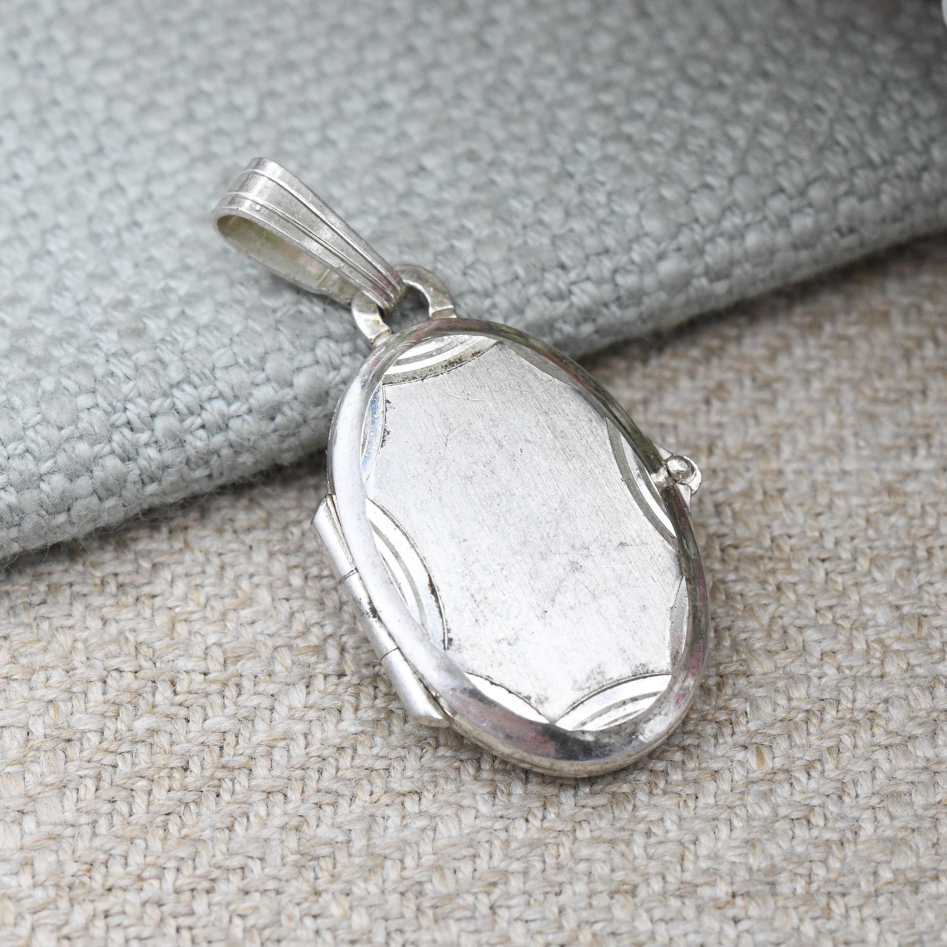 Vintage Sterling Silver Locket Pendant by Kordes and Lichtenfels K&L - Small Oval Shape Locket | Pretty Gift for Her | Charm Necklace Stack