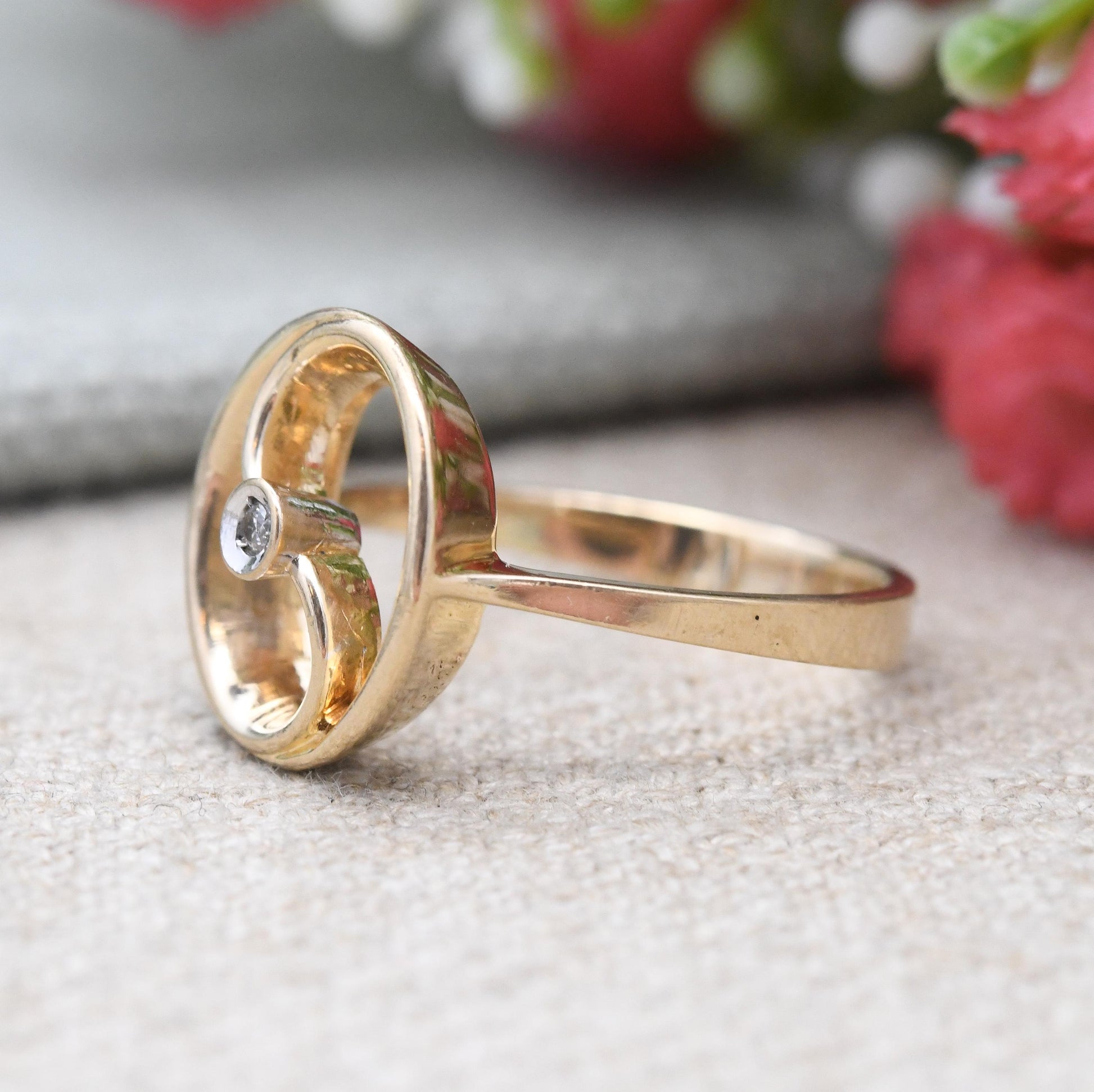 Vintage 18ct Gold Diamond Solitaire Twist Ring - Mid-Century Minimalist Round Yellow Gold Openwork S Setting | UK Size - N | US Size - 6 3/4