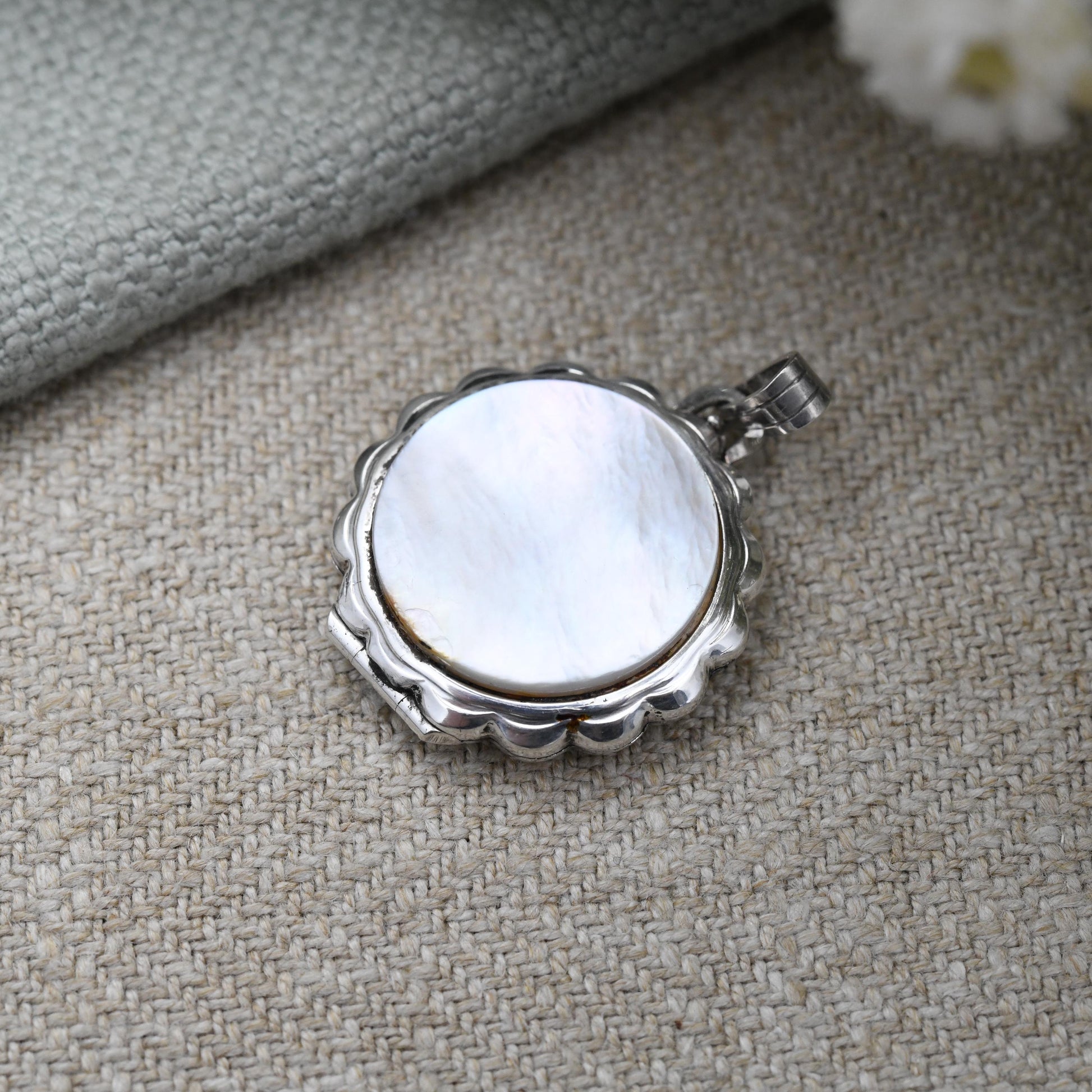 Vintage K&L Sterling Silver Locket Pendant with Mother of Peal Flower Design Kordes and Lichtenfels - Round Locket Charm for Necklace Stack