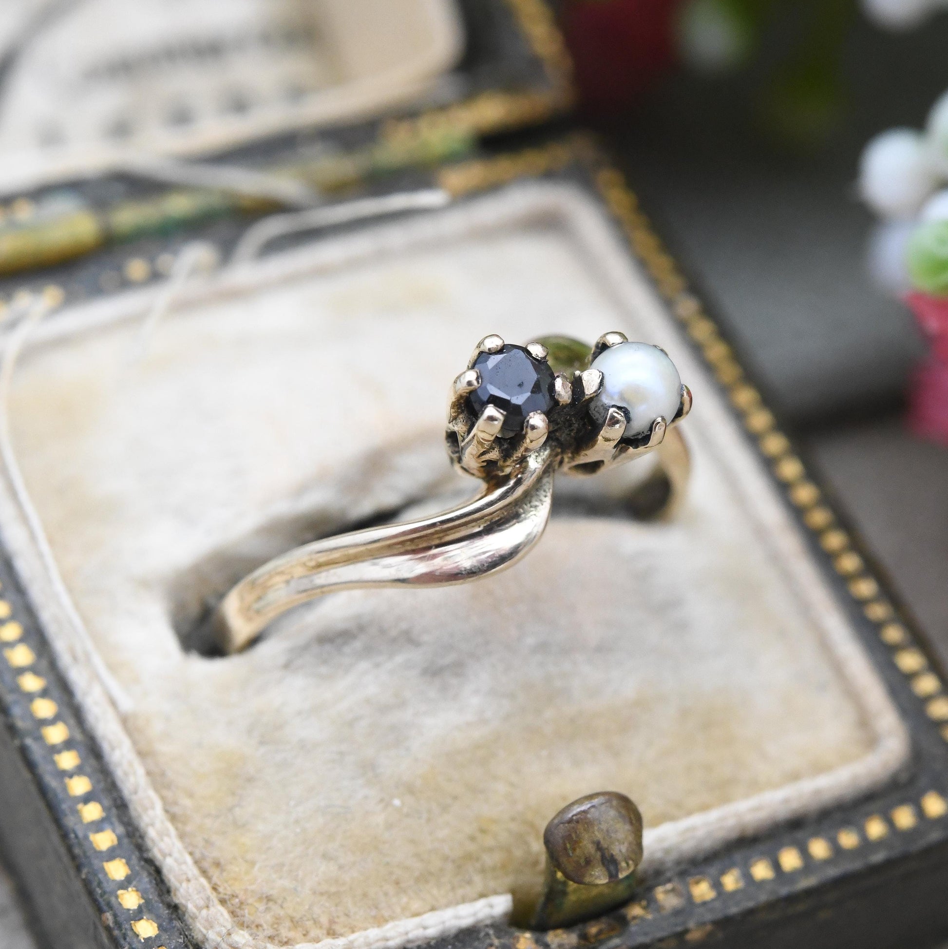Vintage 9ct Gold Toi et Moi Ring Sapphire and Pearl 1983 - Two Stone White and Blue Gemstone Twist Ring | UK Size - K | US Size - 5 1/4