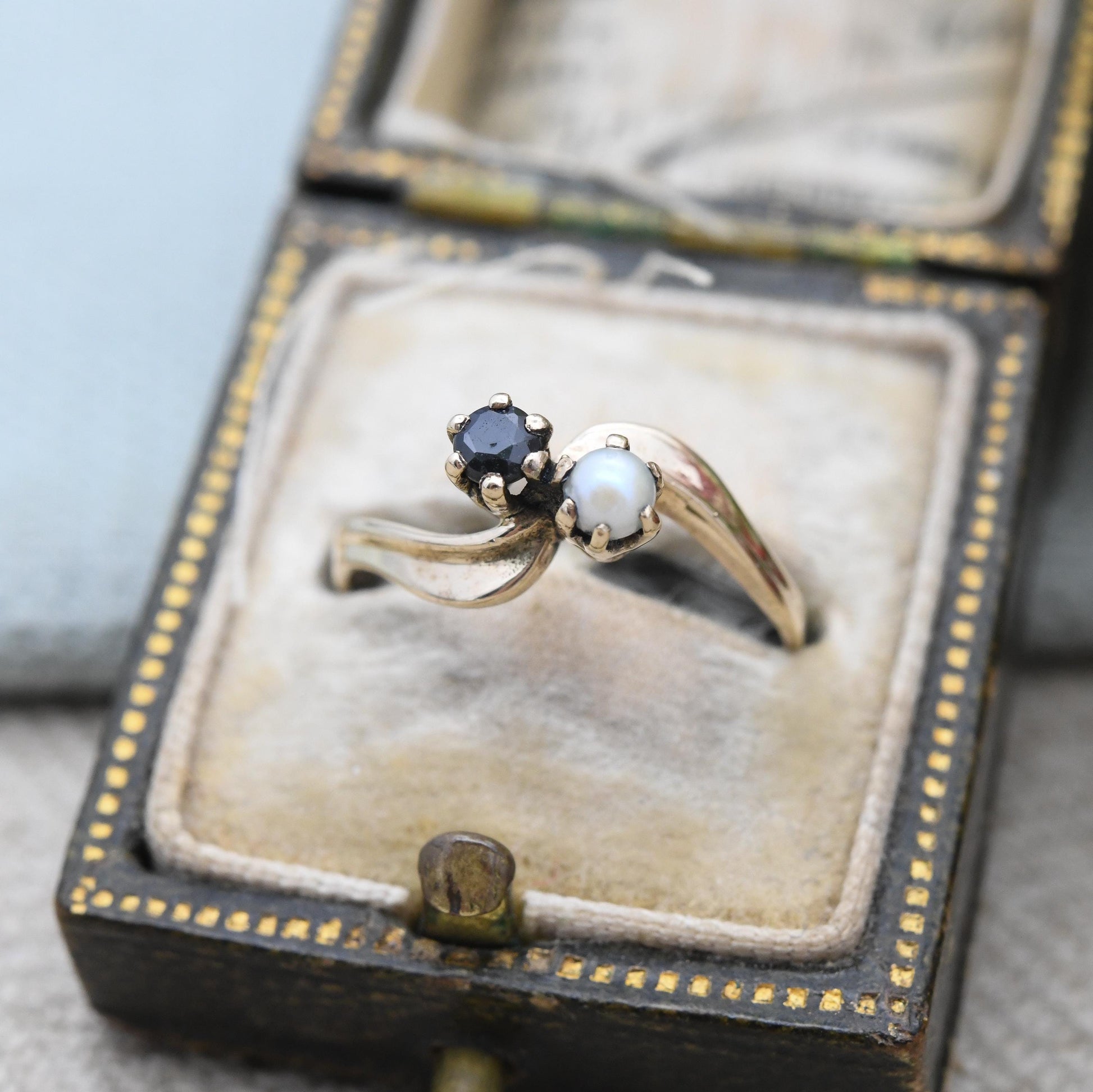 Vintage 9ct Gold Toi et Moi Ring Sapphire and Pearl 1983 - Two Stone White and Blue Gemstone Twist Ring | UK Size - K | US Size - 5 1/4