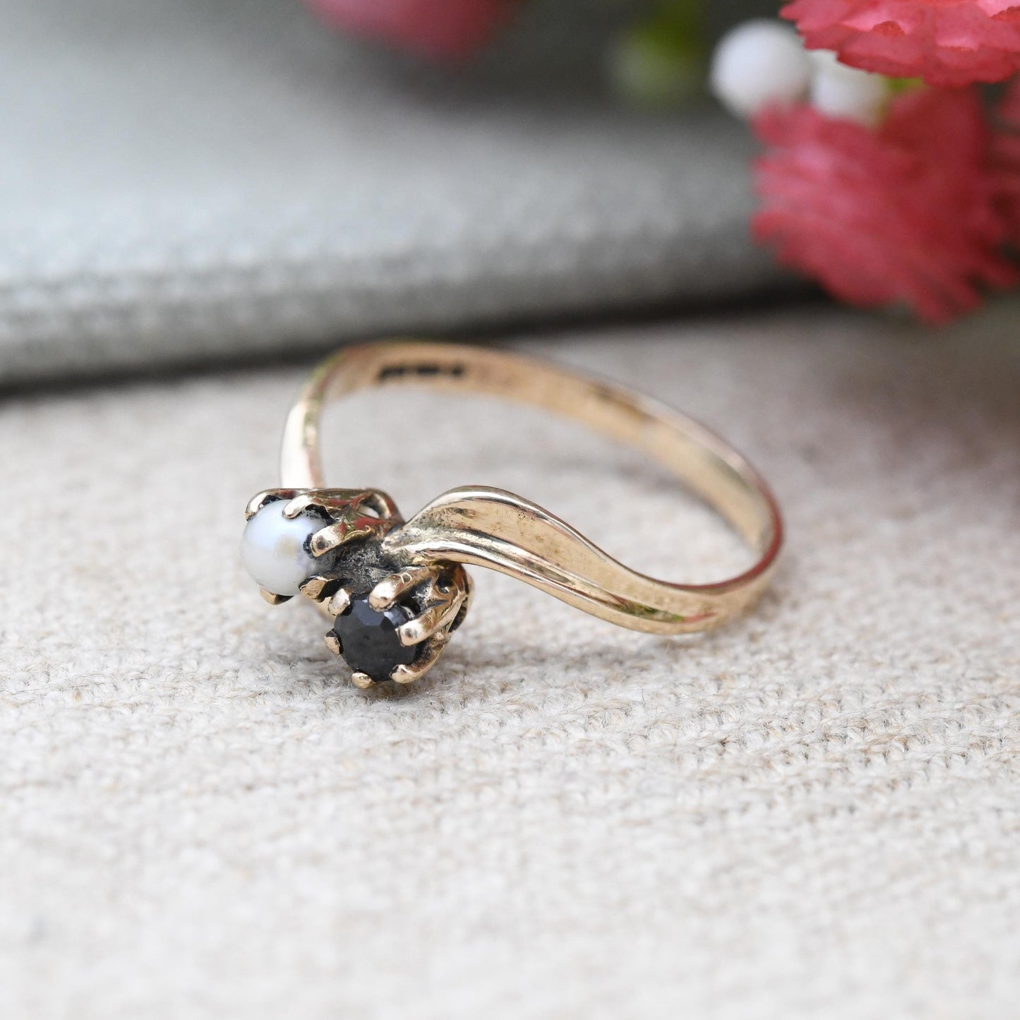 Vintage 9ct Gold Toi et Moi Ring Sapphire and Pearl 1983 - Two Stone White and Blue Gemstone Twist Ring | UK Size - K | US Size - 5 1/4