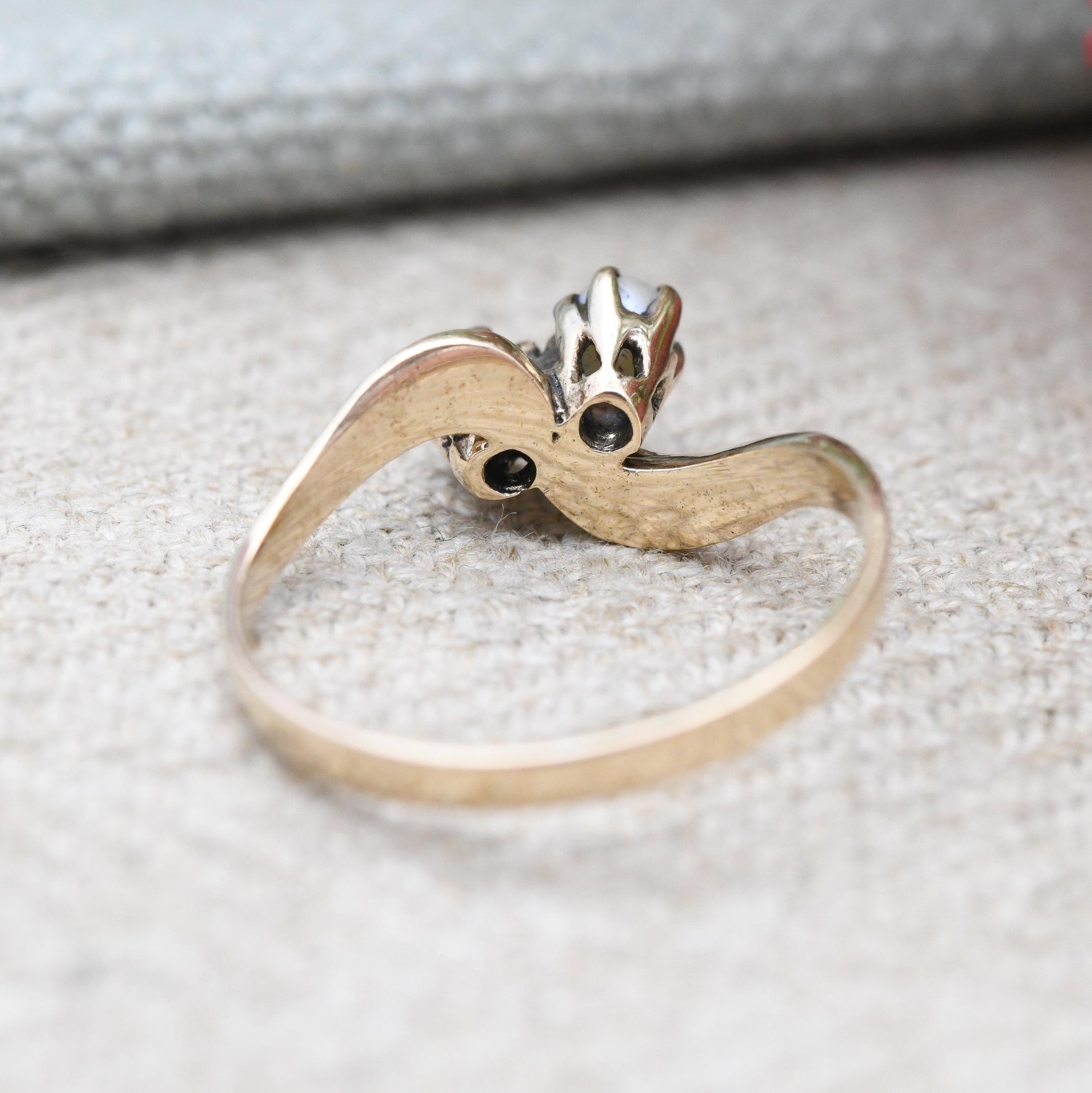 Vintage 9ct Gold Toi et Moi Ring Sapphire and Pearl 1983 - Two Stone White and Blue Gemstone Twist Ring | UK Size - K | US Size - 5 1/4