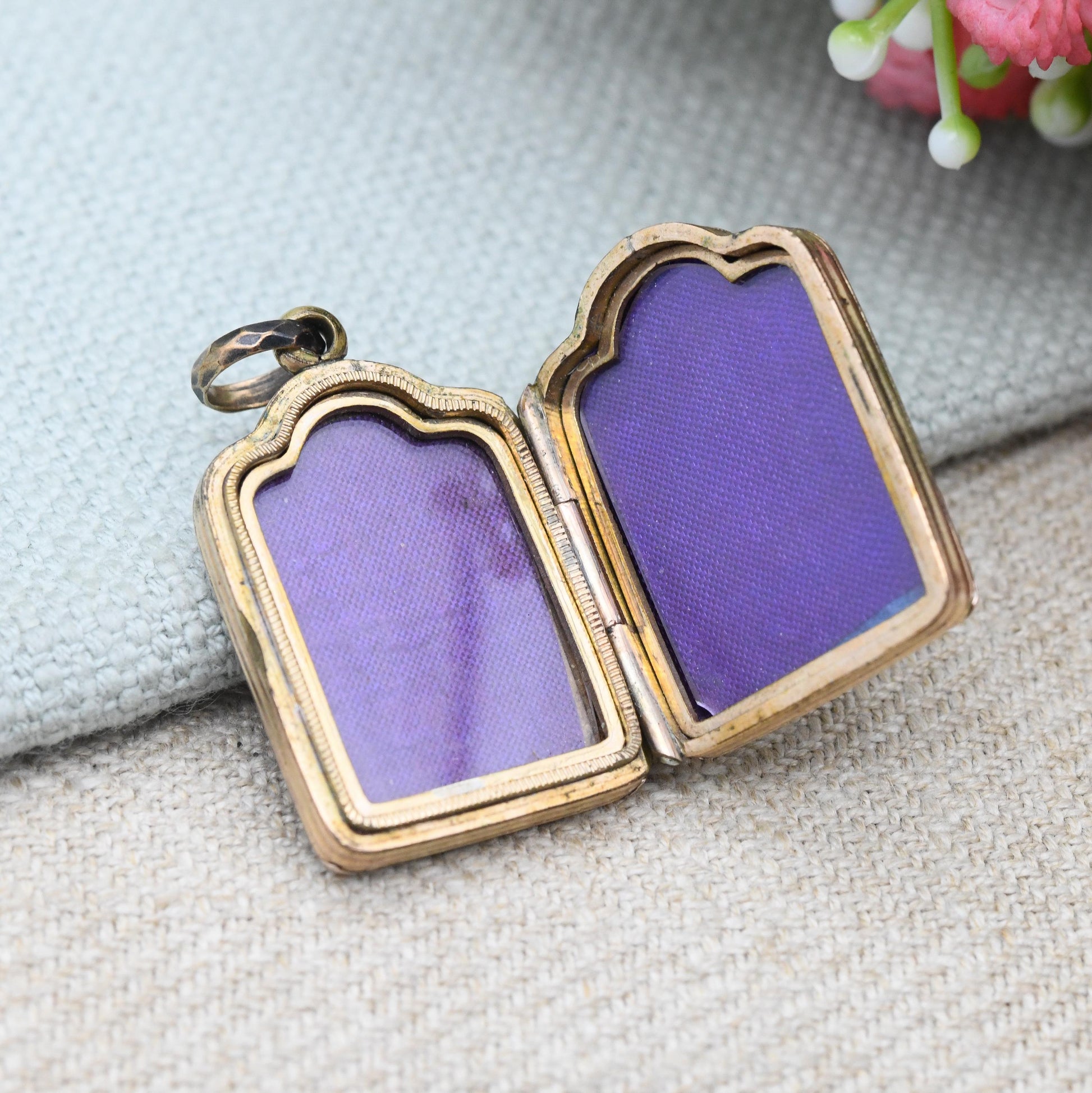 Antique Victorian Book Locket 9ct Gold Back and Front - Engraved Floral Scrolling Design Blank Shield | Aesthetic Movement Leaves