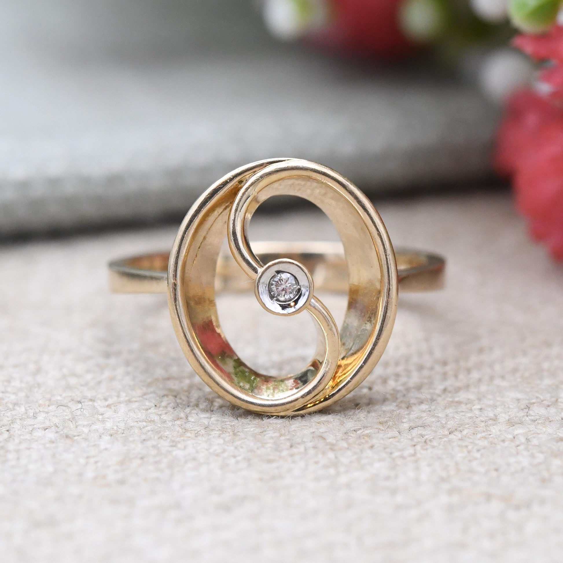 Vintage 18ct Gold Diamond Solitaire Twist Ring - Mid-Century Minimalist Round Yellow Gold Openwork S Setting | UK Size - N | US Size - 6 3/4