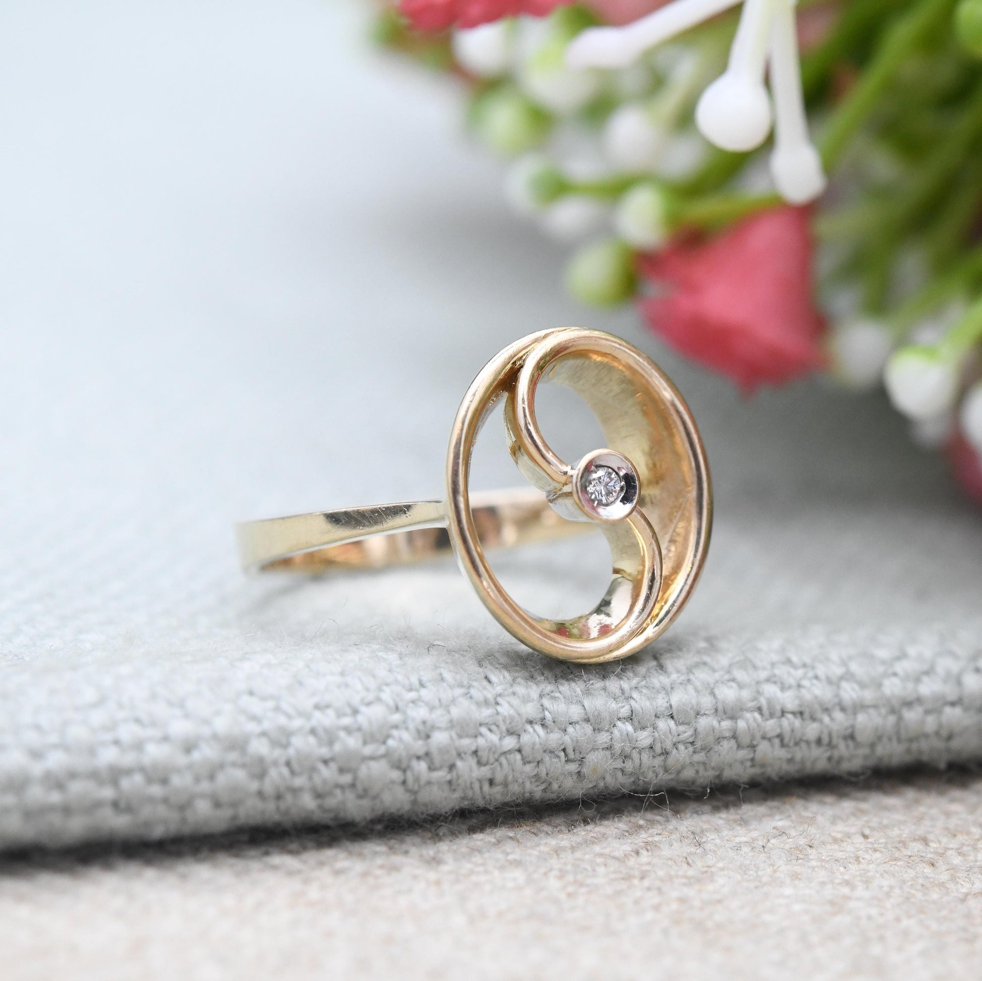 Vintage 18ct Gold Diamond Solitaire Twist Ring - Mid-Century Minimalist Round Yellow Gold Openwork S Setting | UK Size - N | US Size - 6 3/4