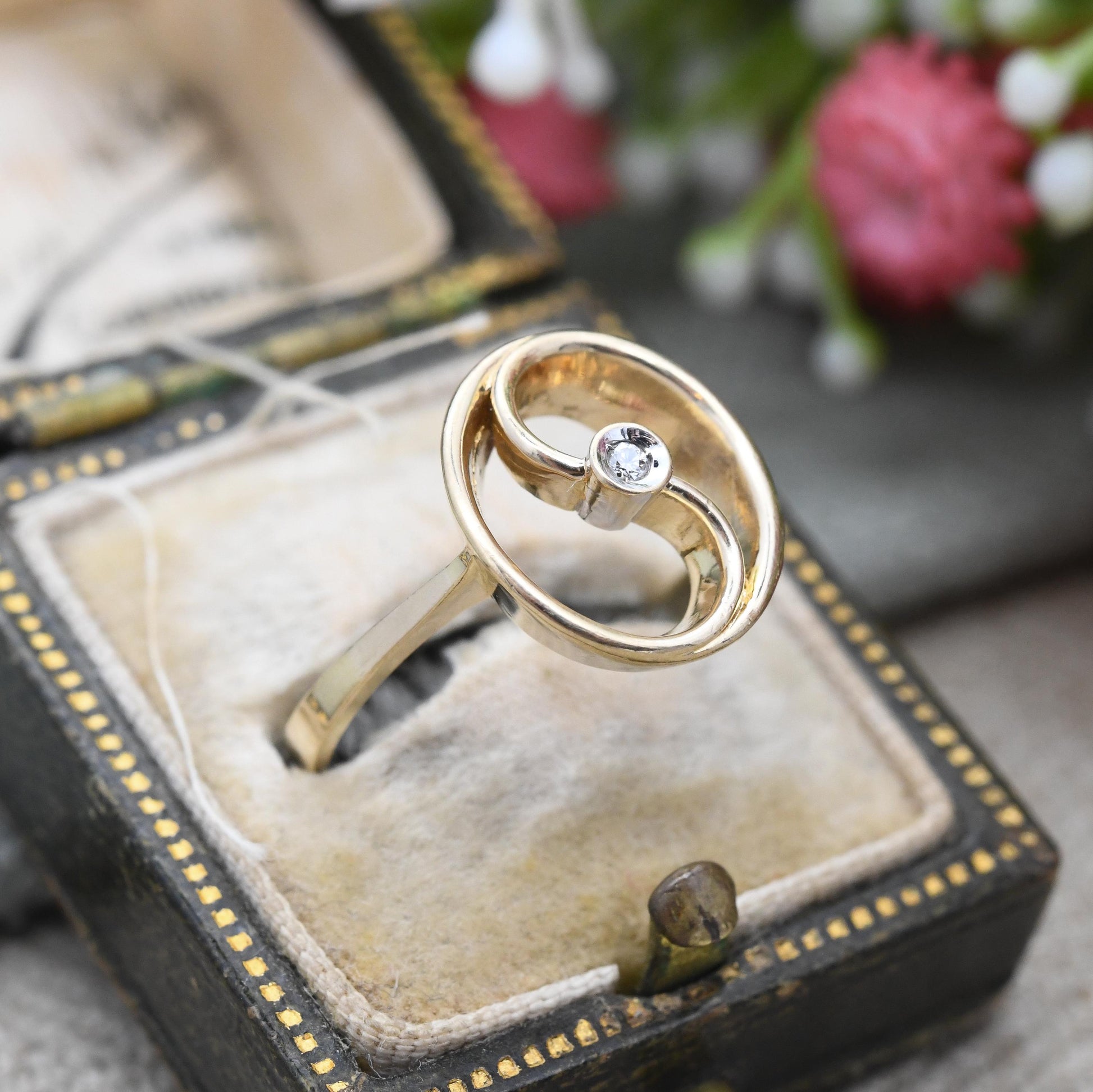 Vintage 18ct Gold Diamond Solitaire Twist Ring - Mid-Century Minimalist Round Yellow Gold Openwork S Setting | UK Size - N | US Size - 6 3/4