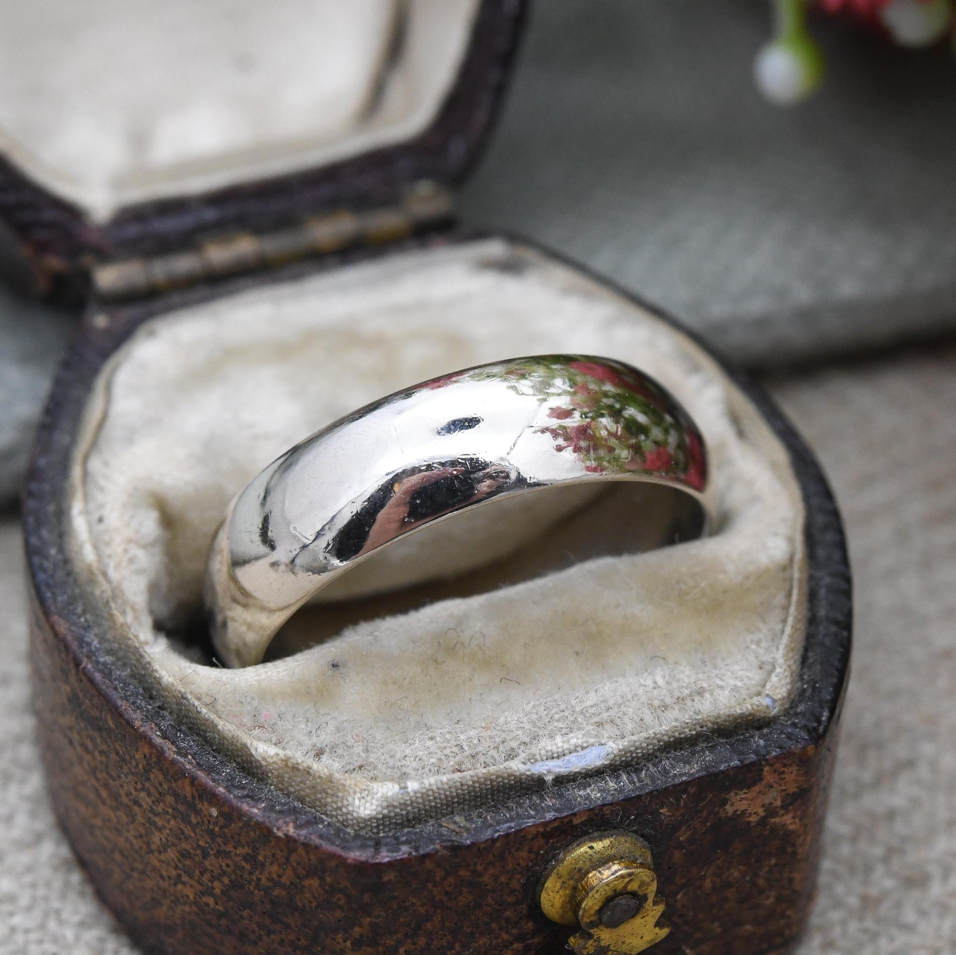 Vintage 9ct White Gold Band Ring - Unisex Minimalist Jewellery Plain Gold Wedding Band 5mm Wide Band | UK Size - O | US Size - 7 1/4