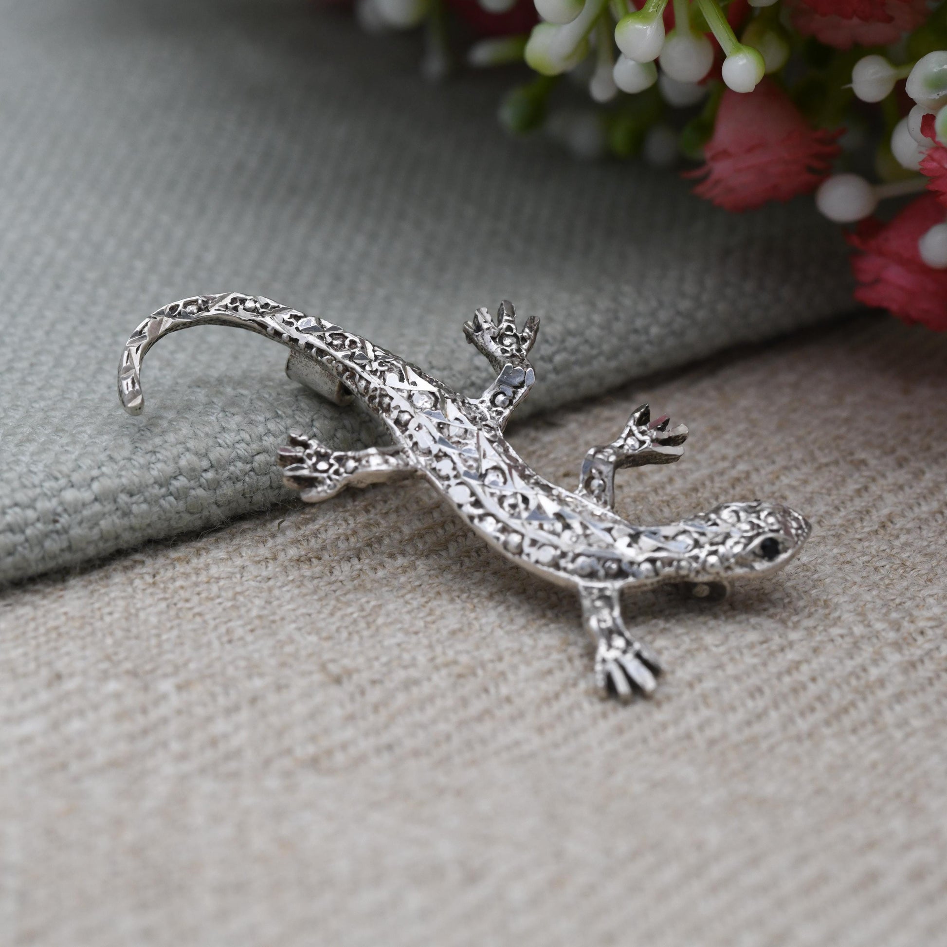 Vintage Sterling Silver Gecko Brooch - Detailed Crawling Gecko | Small Black Stone Eyes | Textured | Novelty Animal Jewellery