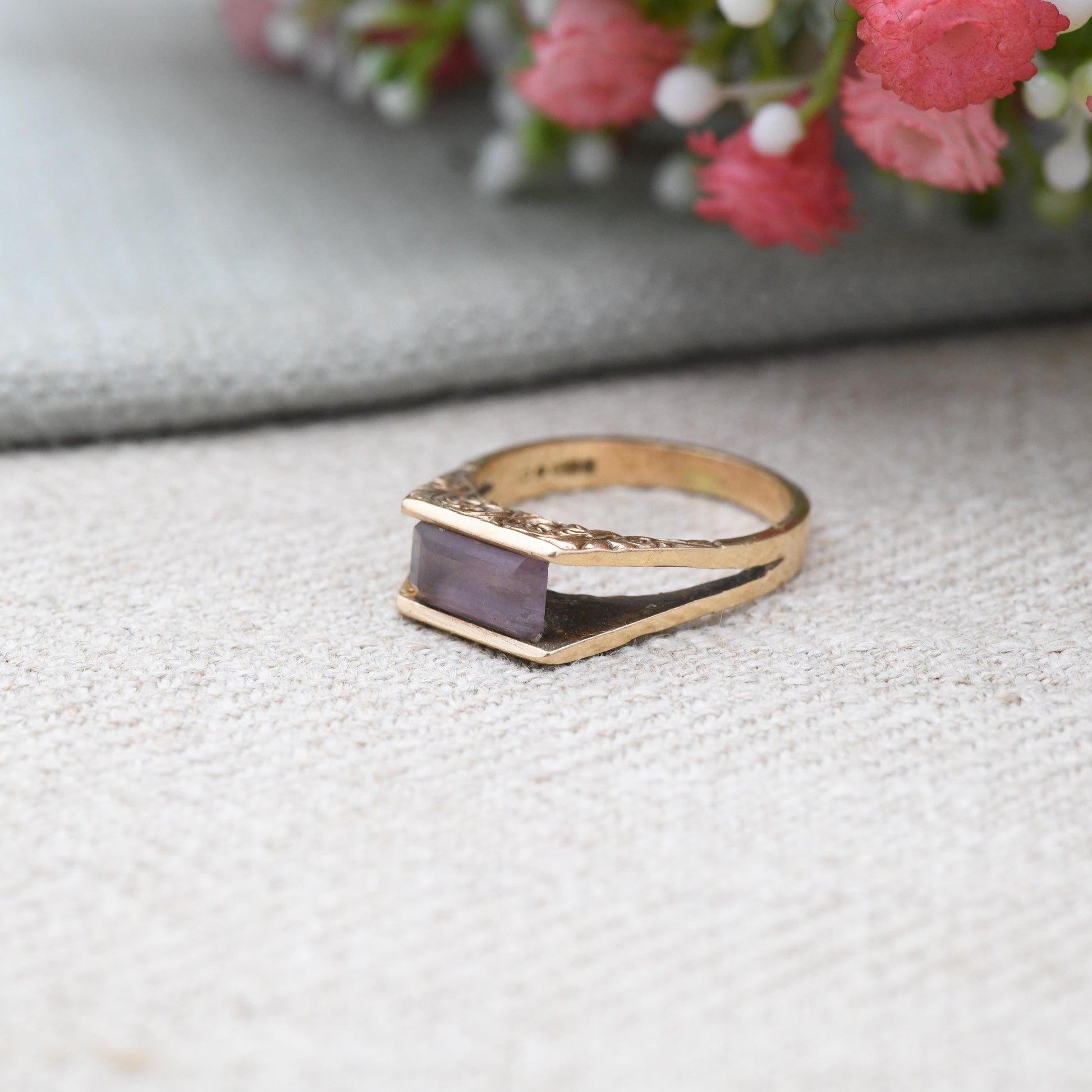 Vintage 9ct Gold Amethyst Ring 1971 - Antique Revival Style Engraved Scrolling Shank | Purple Gemstone | UK Size - O 1/2 | US Size - 7 3/4