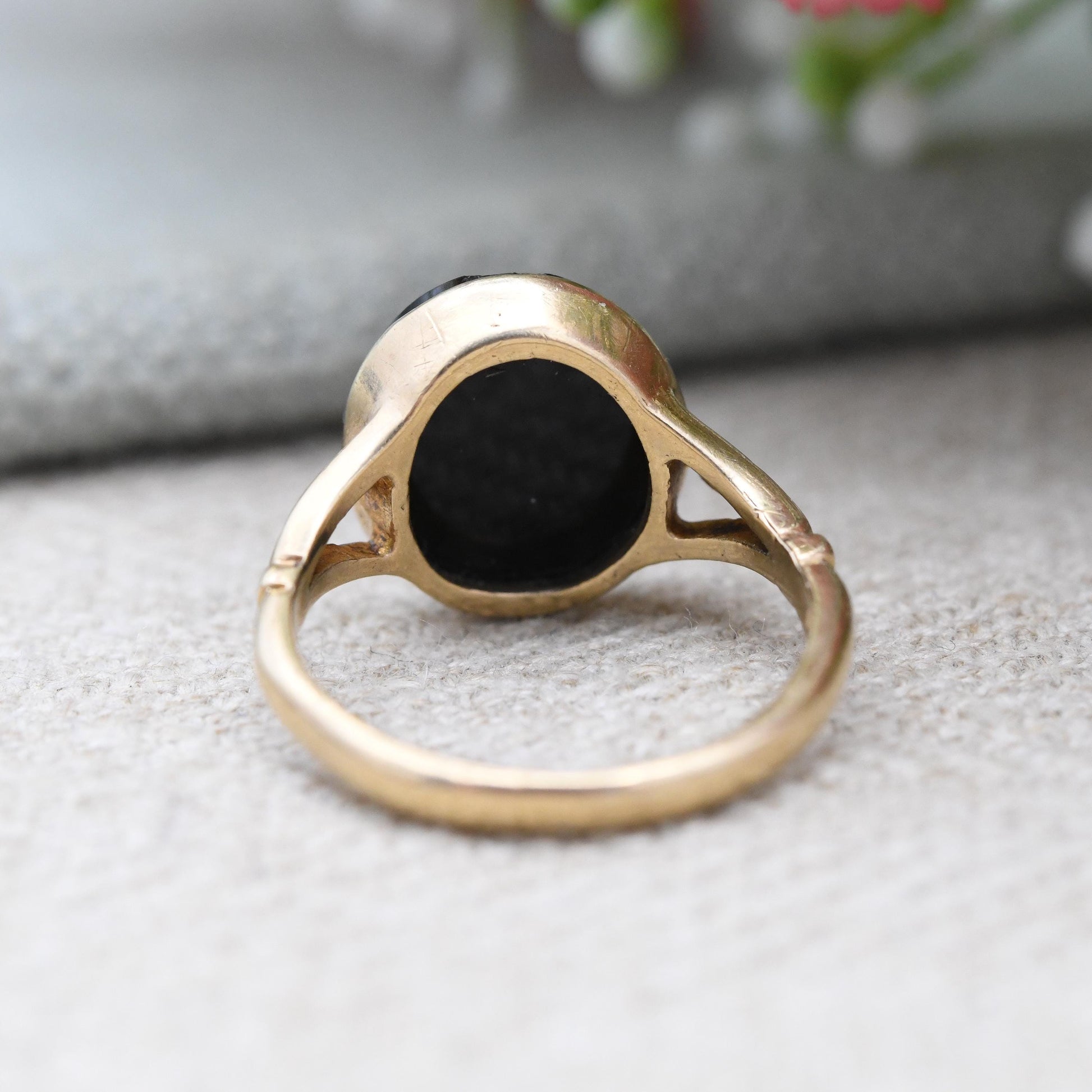 Vintage 9ct Gold Onyx Cameo Ring 1971 with Classical Roman Figure - Carved Laurel Wreath Crowned Head Bust | UK Size - J | US Size - 5
