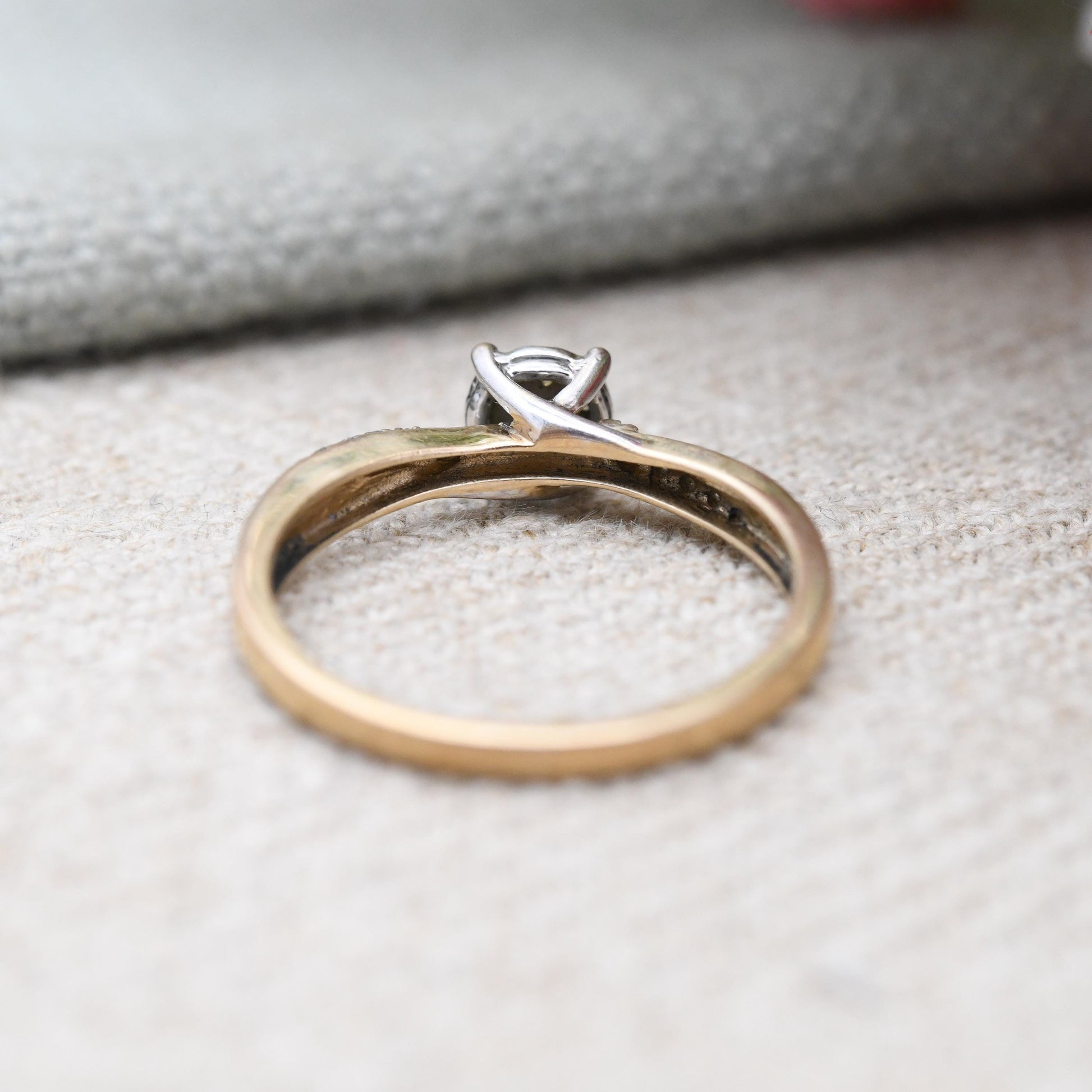 Vintage 9ct Gold and Diamond Cluster Ring 0.1 Carats 10 Points - Y2K Gold Twist Jewellery Two Tone White | UK Size - M | US Size - 6 1/2