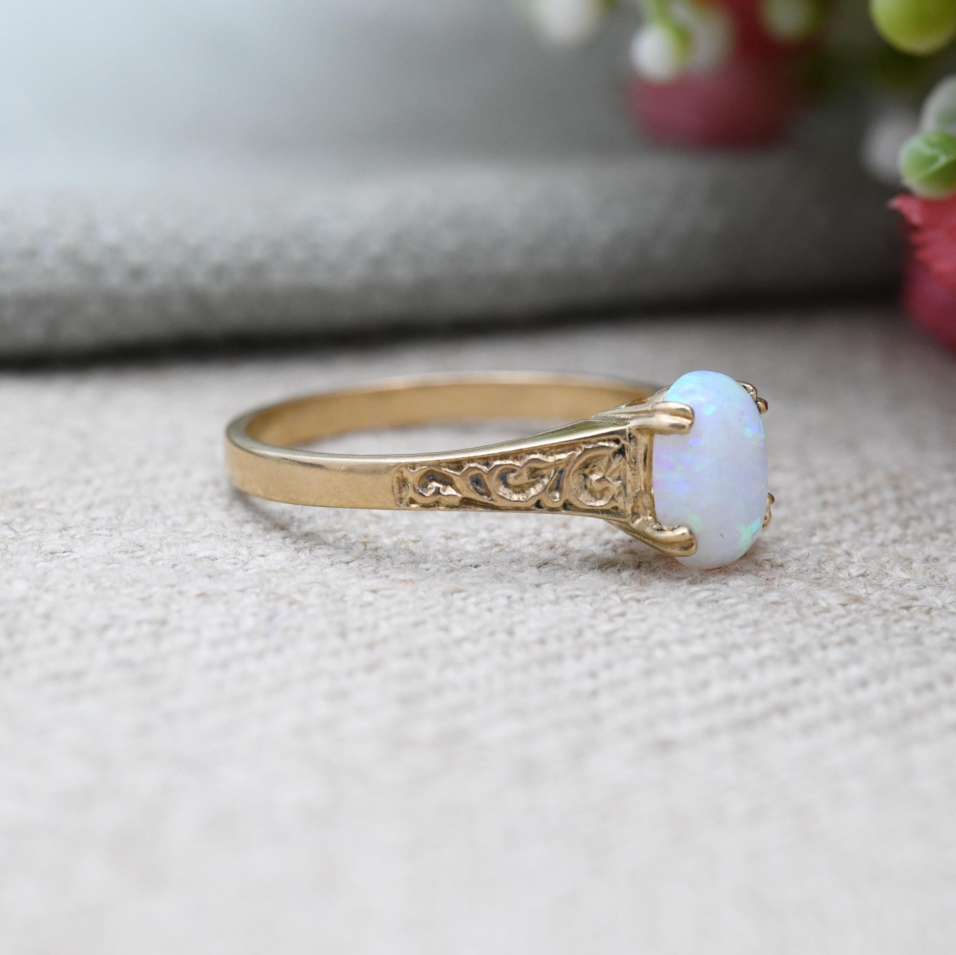 Vintage 9ct Gold Opal Solitaire Ring - Rainbow White Gemstone Solitaire | Colourful Opal Jewellery | UK Size - N 1/2 | US Size - 7